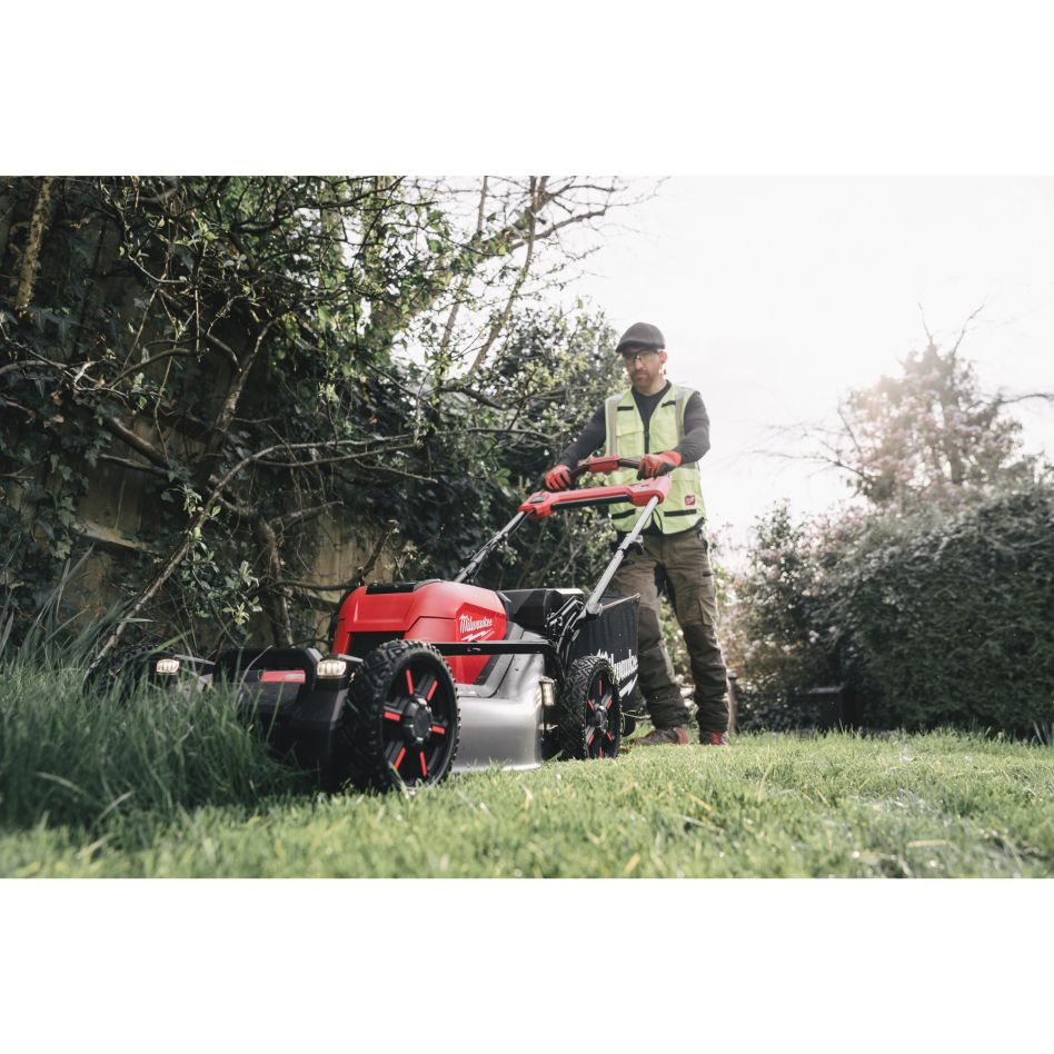 Milwaukee 4933499213 M18 F2LM53-122 FUEL™ batteridrevet plæneklipper (2x18V) med walk-assist og 53 cm klippebredde 18 V 2x 12 Ah