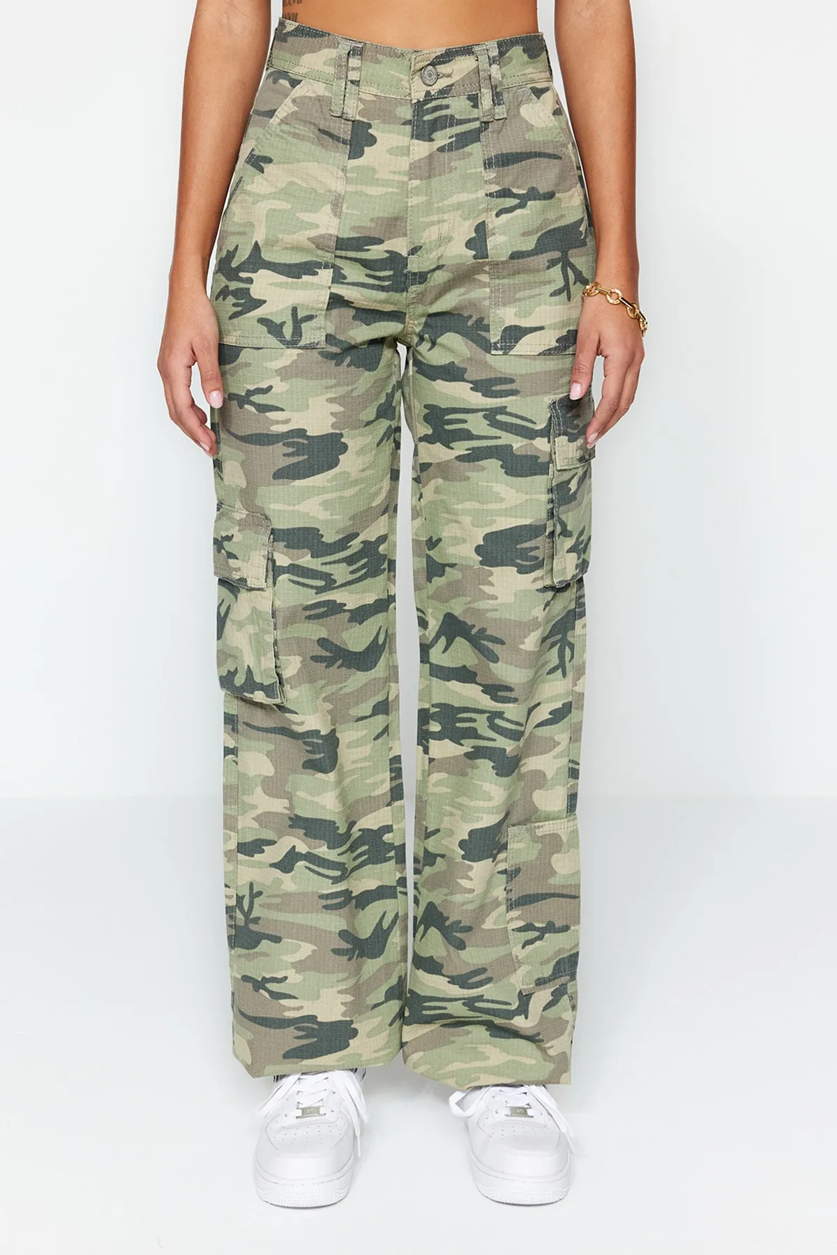 Trendyol Collection  Mehrfarbige Ribstop-Jeans mit Camouflage-Print, hoher Taille und weitem Bein und Cargo-Taschen TWOSS23JE00148