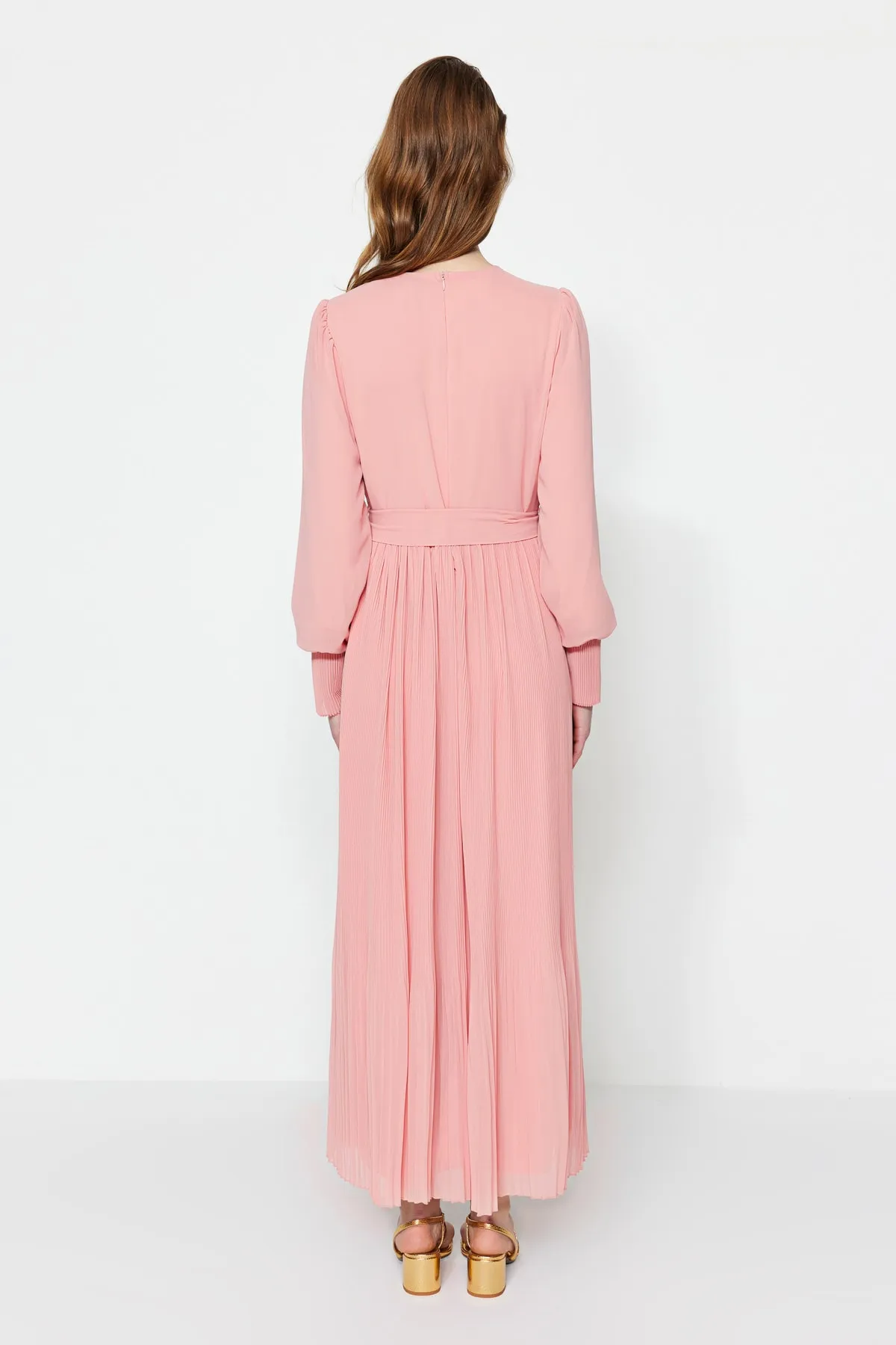 Trendyol Modest  Puderfarbenes, gefüttertes Abendkleid mit Gürtelrock und Plissee TCTSS23DB00032