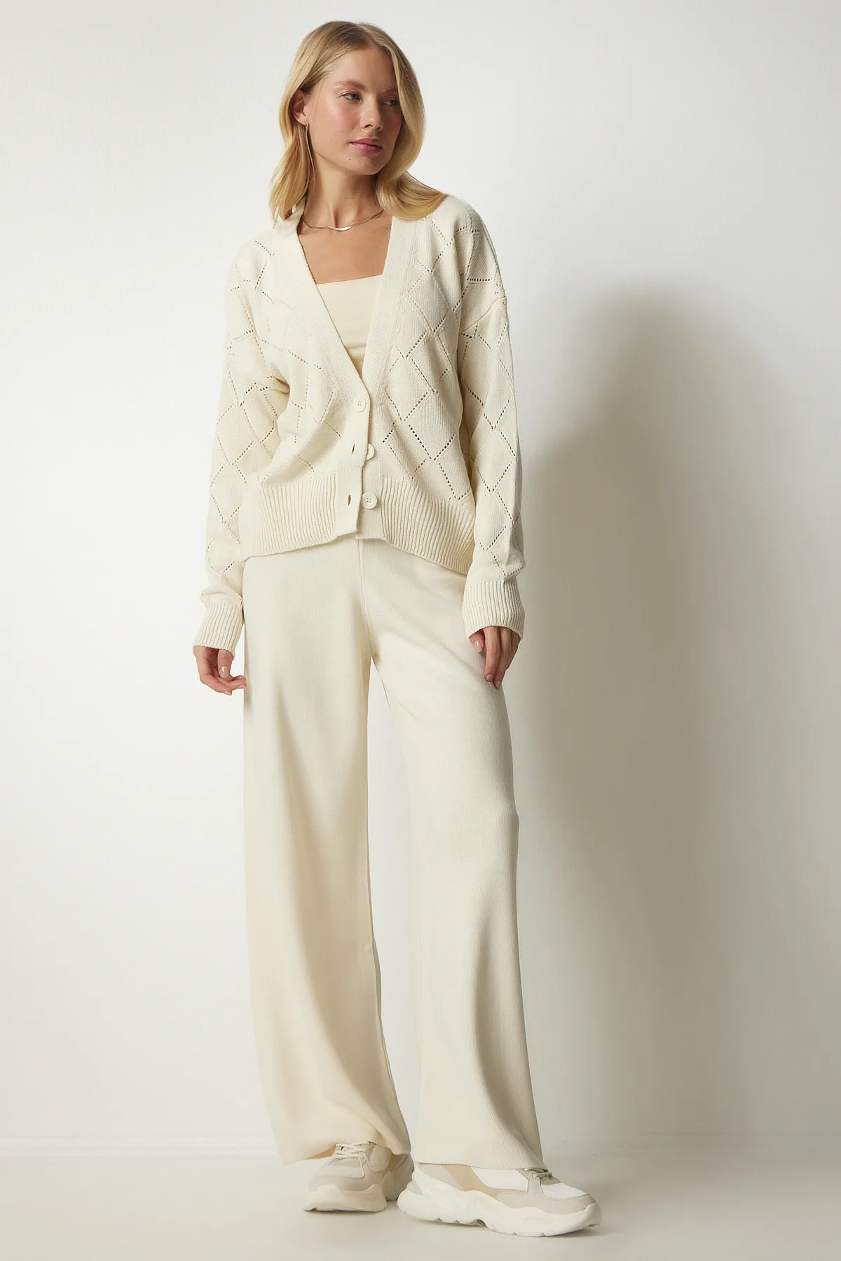Happiness İstanbul  Cremefarbenes Strick-Cardigan-Hosen-Set für Damen DP00188