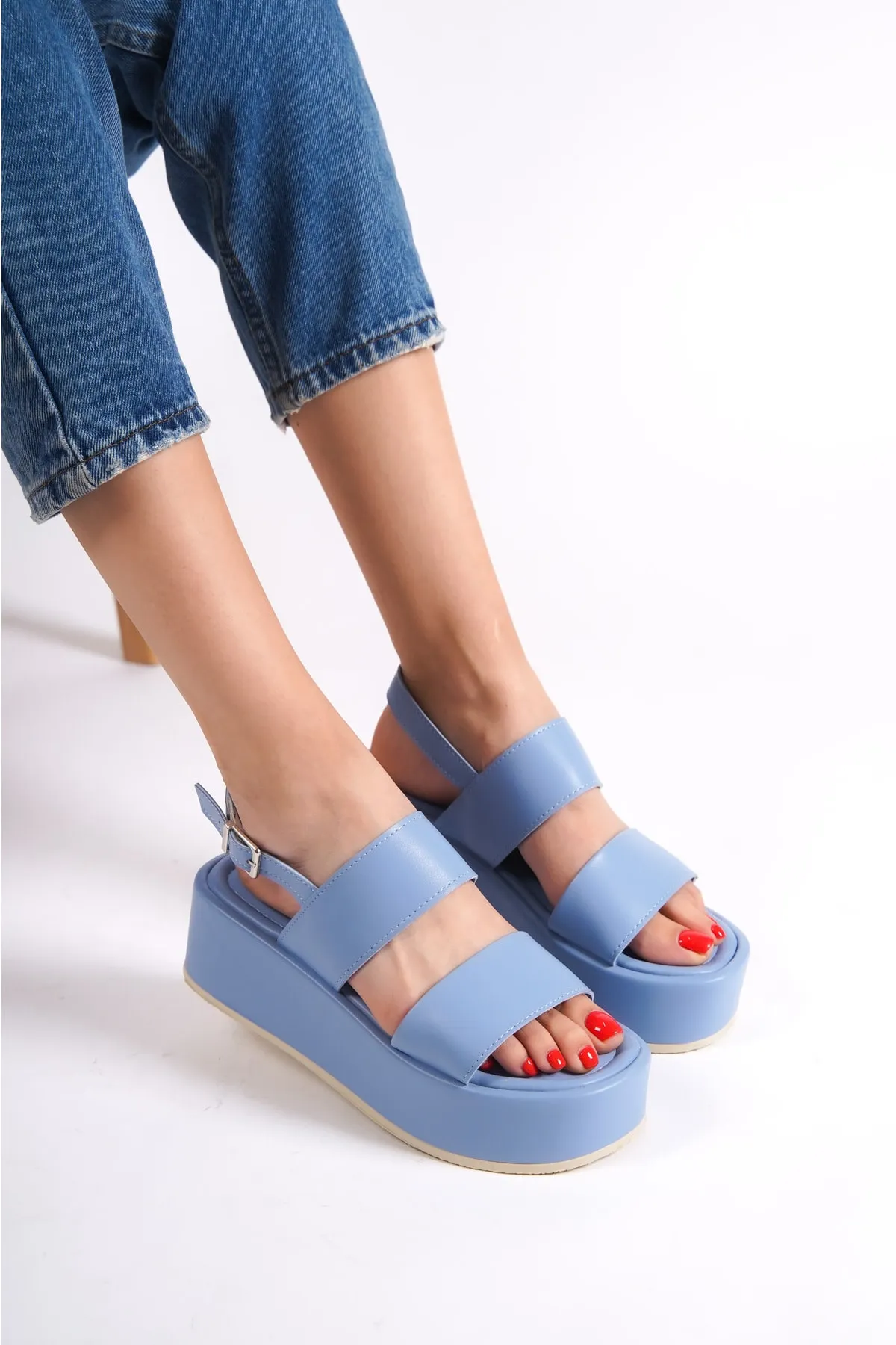 Capone Outfitters  Capone dicke, doppelt geschnallte Keilabsatz-Sandalen in Jeansblau für Damen