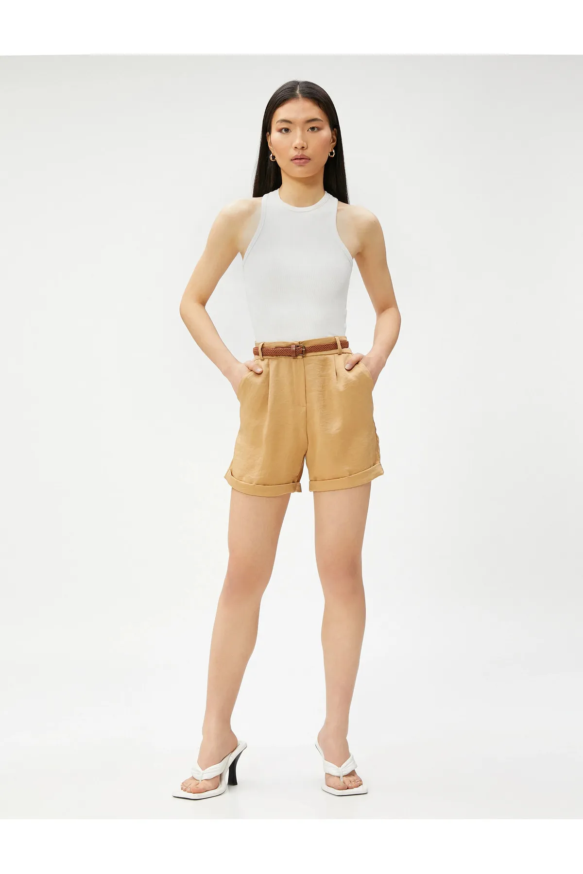 Koton  Shorts mit Gürtel in der Taille und Tasche