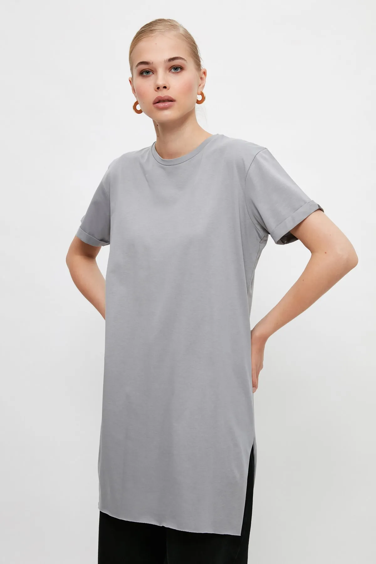 Trendyol Modest  Graues Basic-Kurzarm-Single-Jersey-T-Shirt mit Schlitz aus 100 % Baumwolle TCTSS21TN0056
