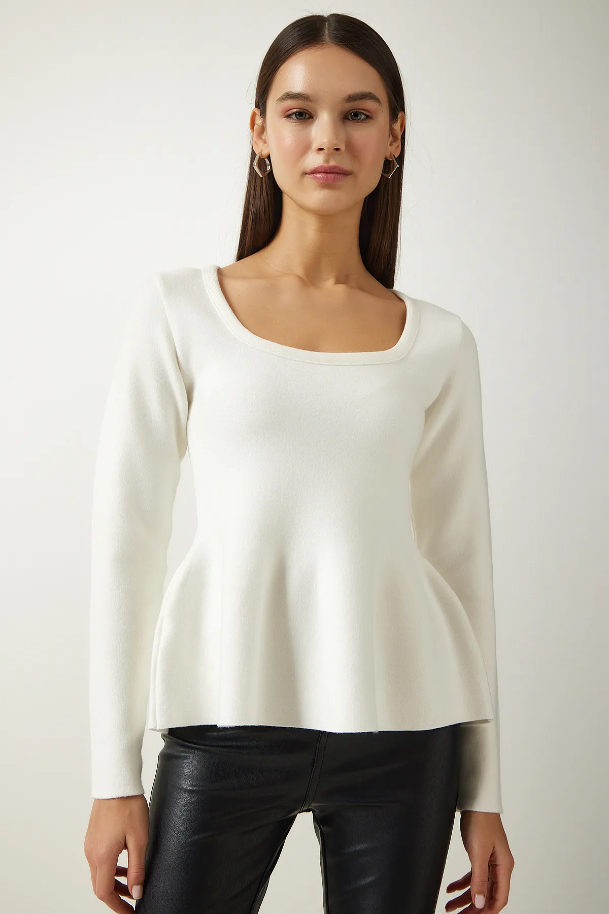 Happiness İstanbul  Ecrufarbene Damen-Strickbluse mit quadratischem Kragen und Volants AH00154