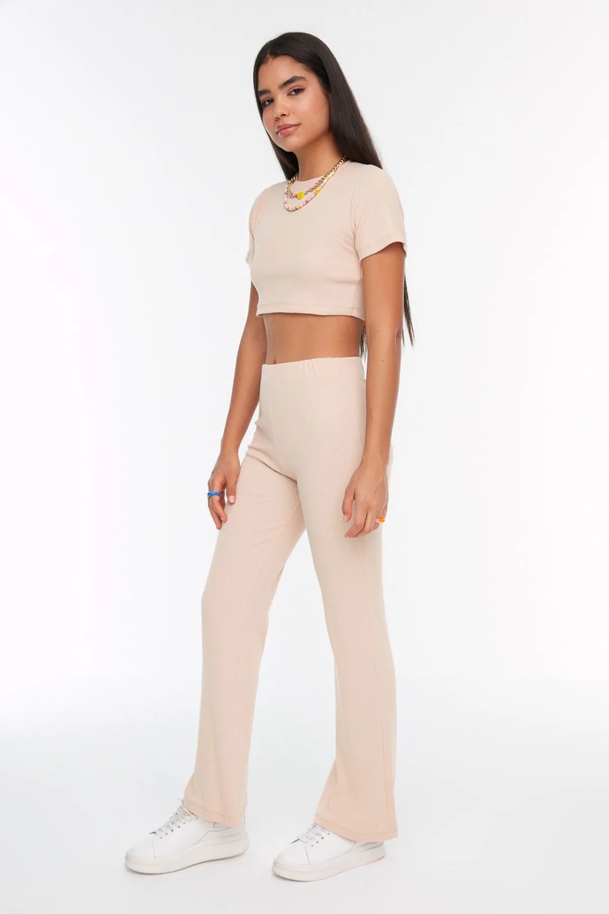 Trendyol Collection  Beiges, kurzes Set aus gerippter, dehnbarer Strickbluse und -hose mit Rundhalsausschnitt, Oberteil und Unterteil TWOSS21AU0160