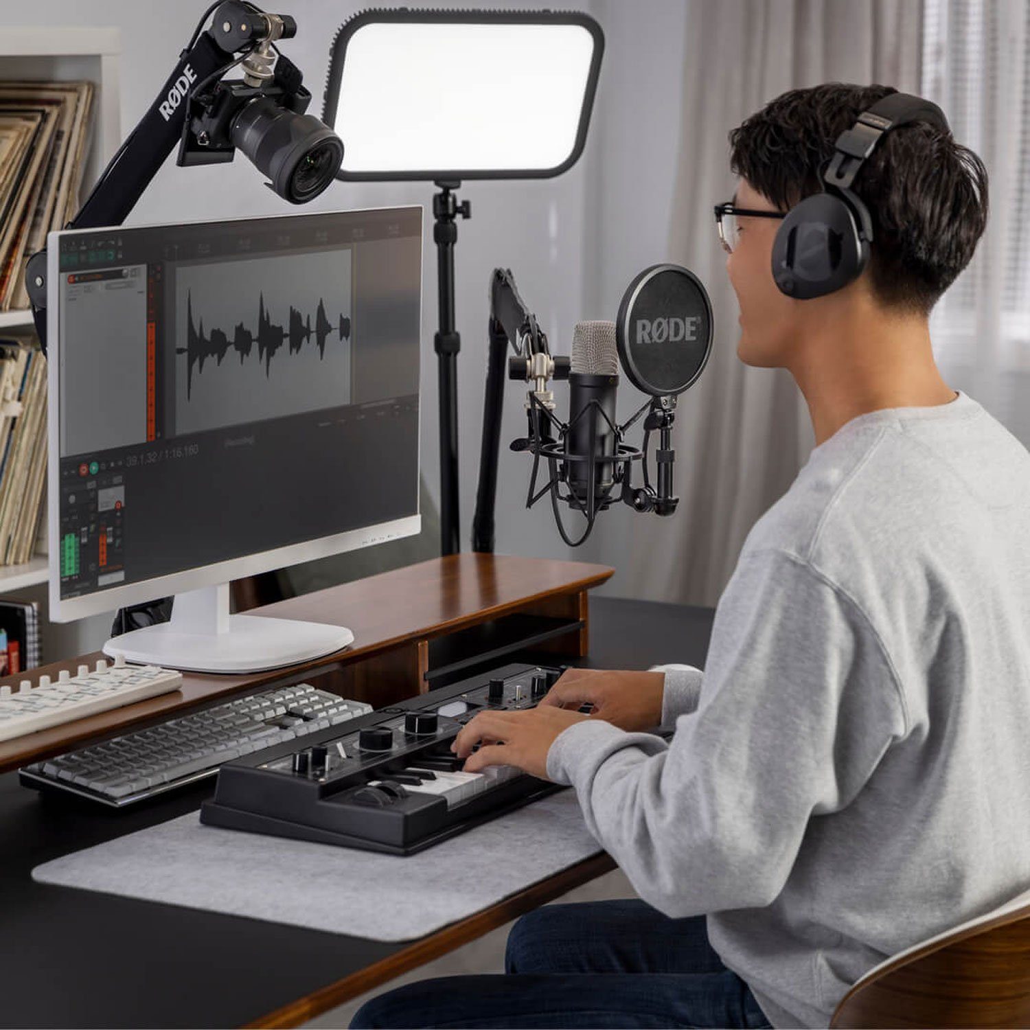 RØDE Mikrofon NT1 Signature Black (mit Mikrofon-Stativ)