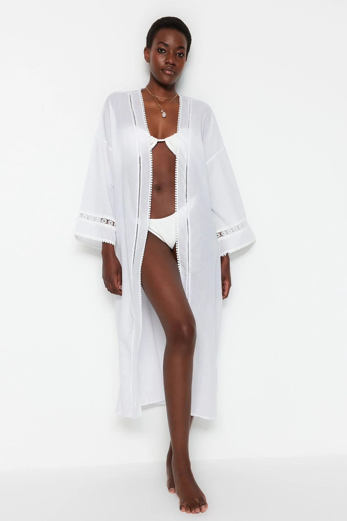Trendyol Collection  Ecrufarbener, gewebter Midi-Kimono und Kaftan aus 100 % Baumwolle mit Gürtel und gestreiften Accessoires TBESS21KM0008