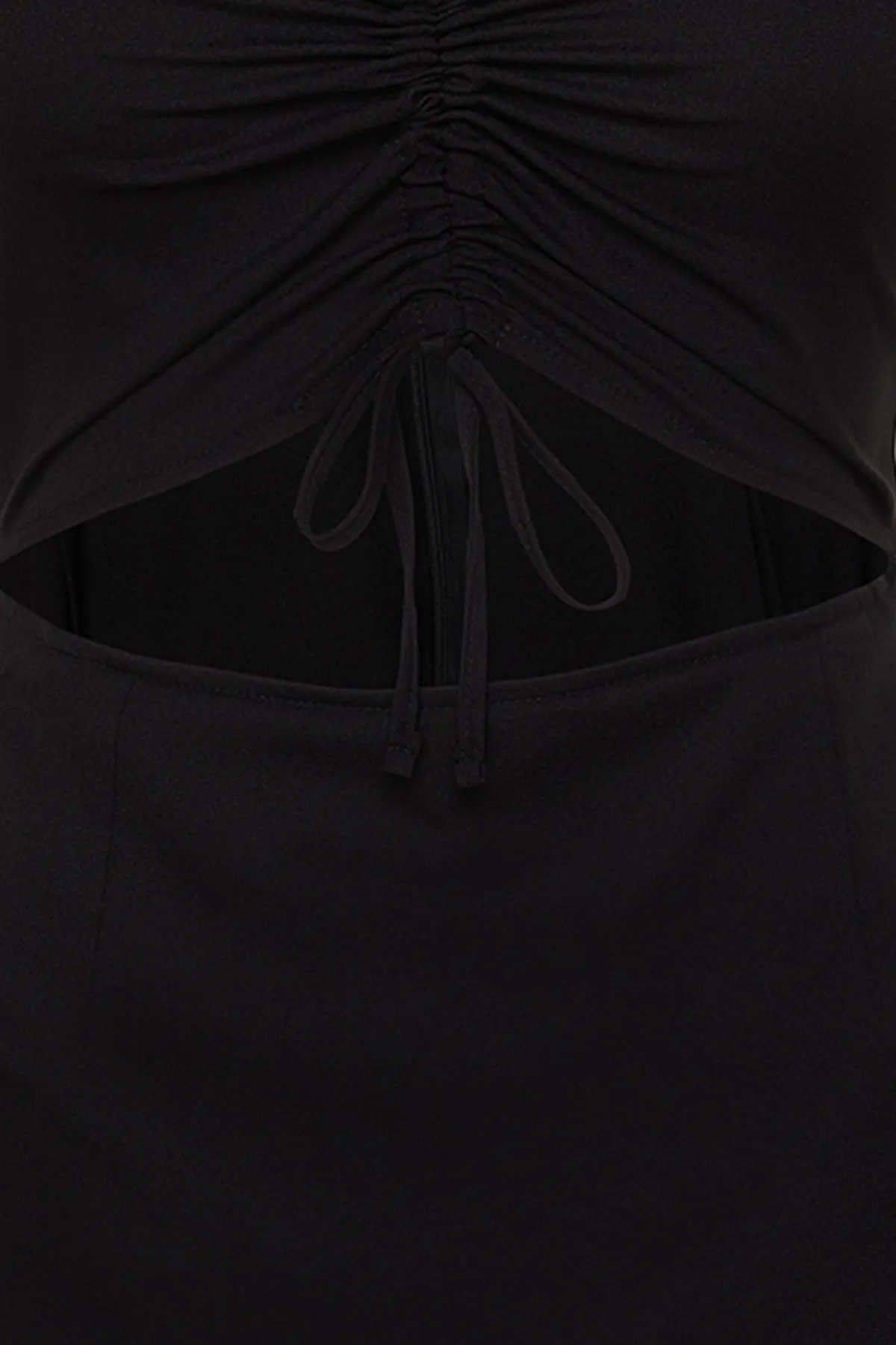 Trendyol Curve  Schwarzes, gewebtes Kleid mit Raffungen und Ausschnitten TBSSS22EL00012
