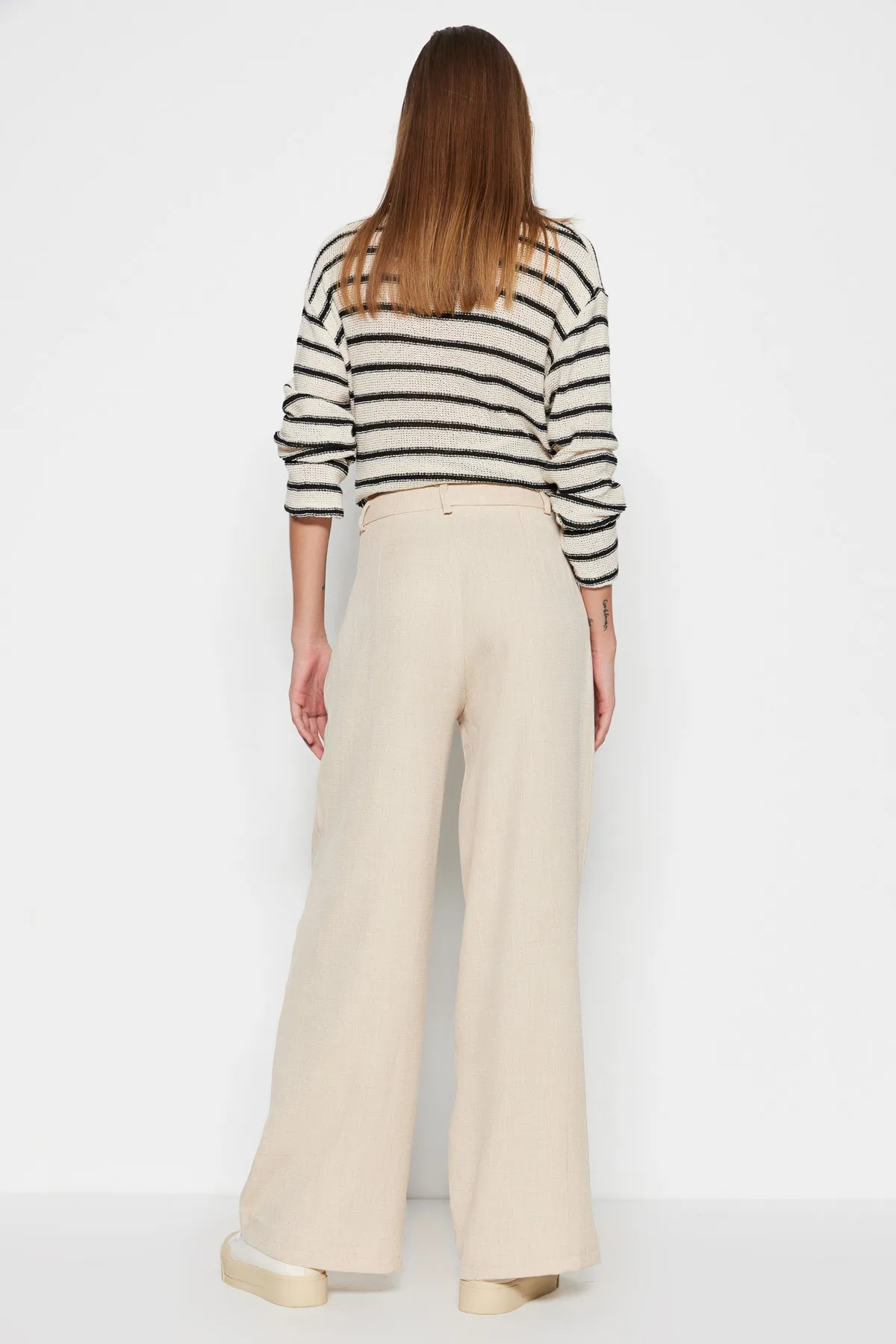 Trendyol Collection  Ecrufarbene, gewebte Hose in Leinenoptik mit weitem Bein TWOSS23PL00269