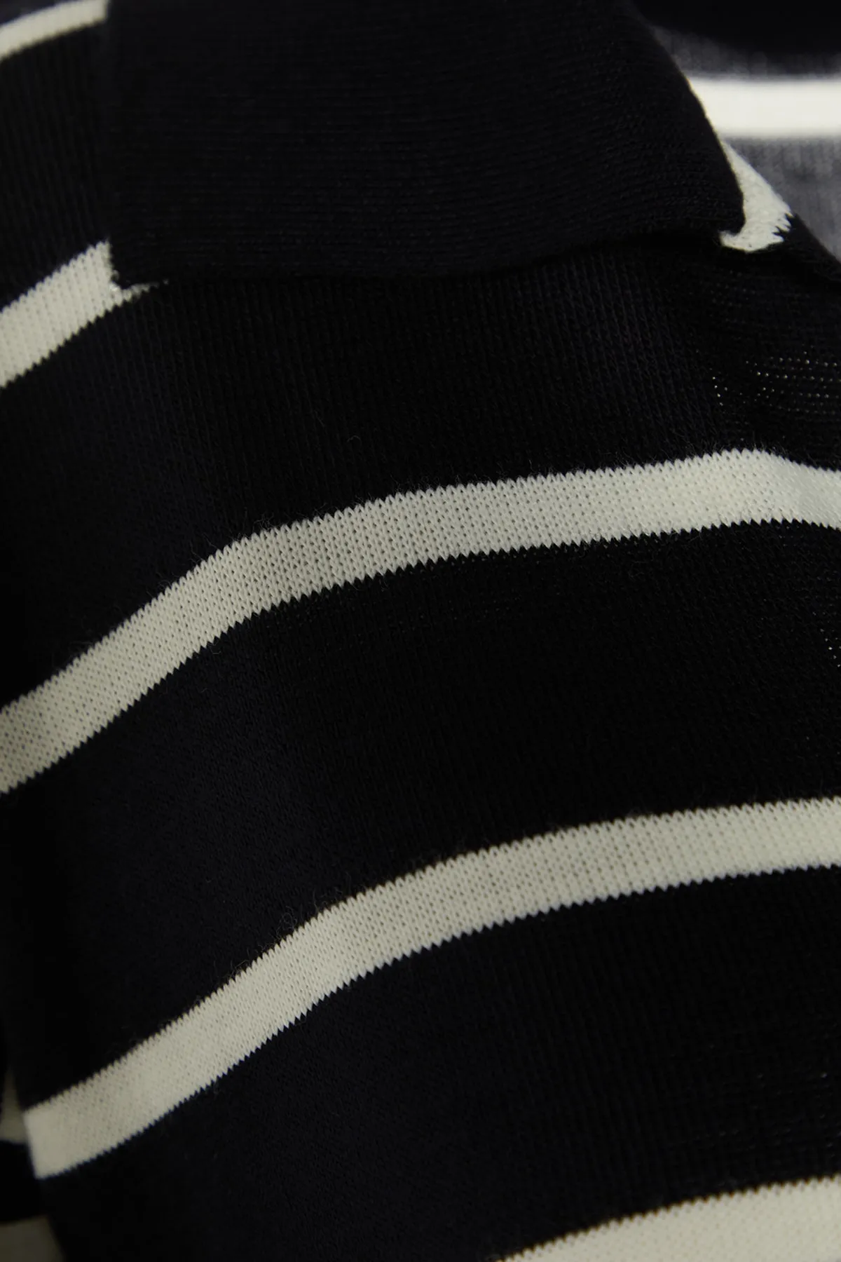 Trendyol Collection  Ecrufarbener, gestreifter Strickpullover mit super weiter Passform TWOAW23KZ01845