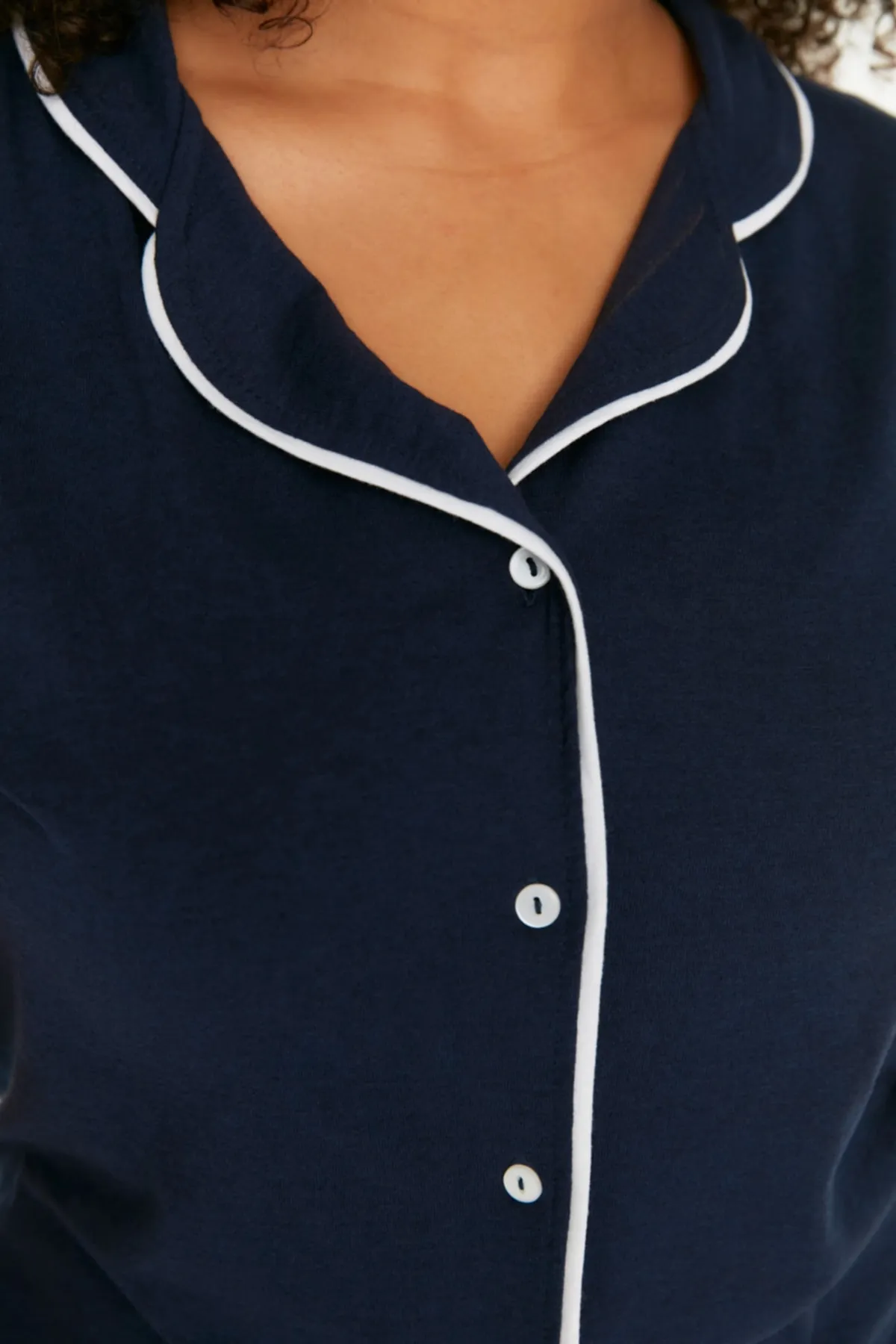 Trendyol Curve  Marineblaues Pyjama-Set mit gestrickter Paspelierung TBBSS22PT0220