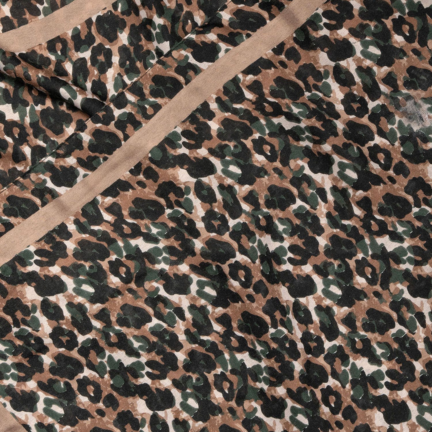 Foulard beige à motif léopard