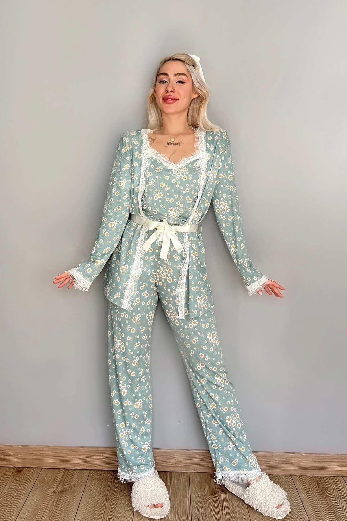 Pijamaevi  Grün-gelbes Mini-Pegasus-Pyjama-Set mit Gänseblümchenmuster und Morgenmantel