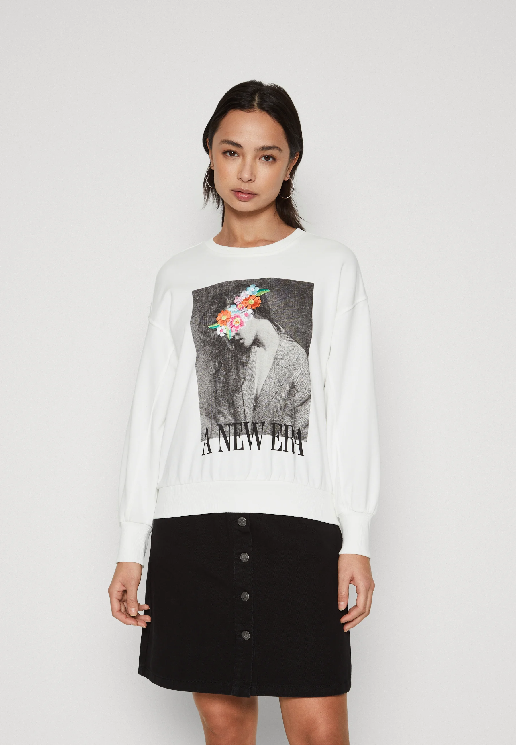 ONLY Petite ONLHANNA BORDADO CUELLO O - Sudadera