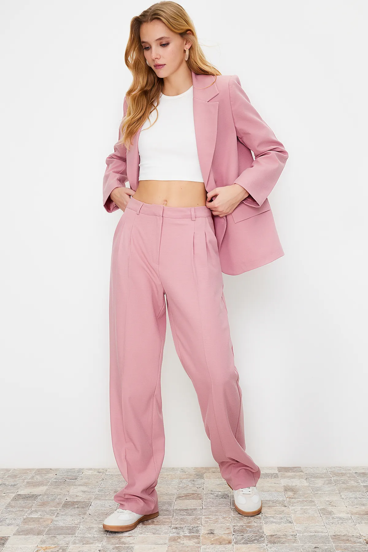 Trendyol Collection  Hellrosa, gerade geschnittene, plissierte Webhose in limitierter Auflage TWOAW23PL00401