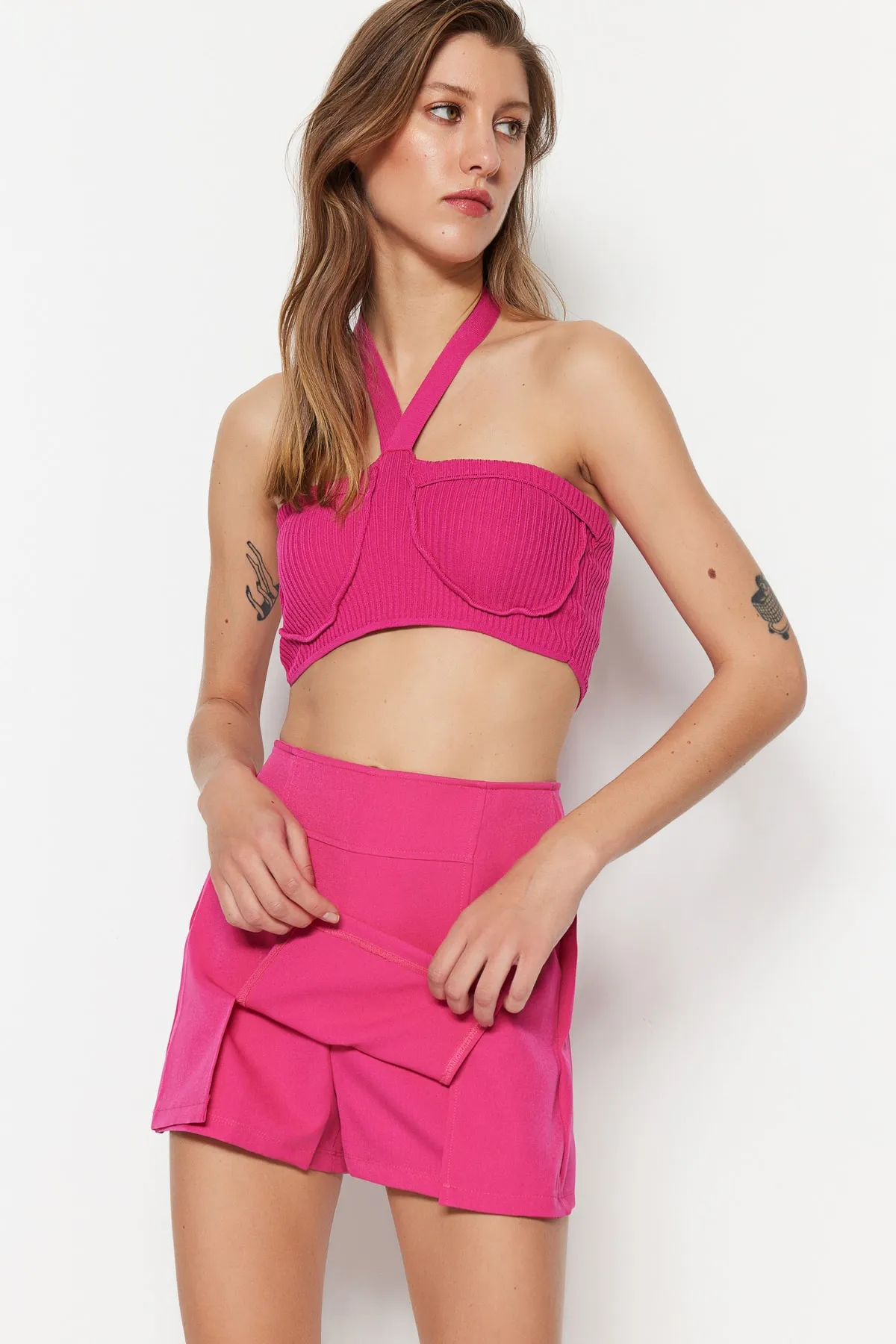 Trendyol Collection  Fuchsiafarbener, gewebter Super-Mini-Shortsrock mit doppeltem Schlitz TWOSS20SR0364