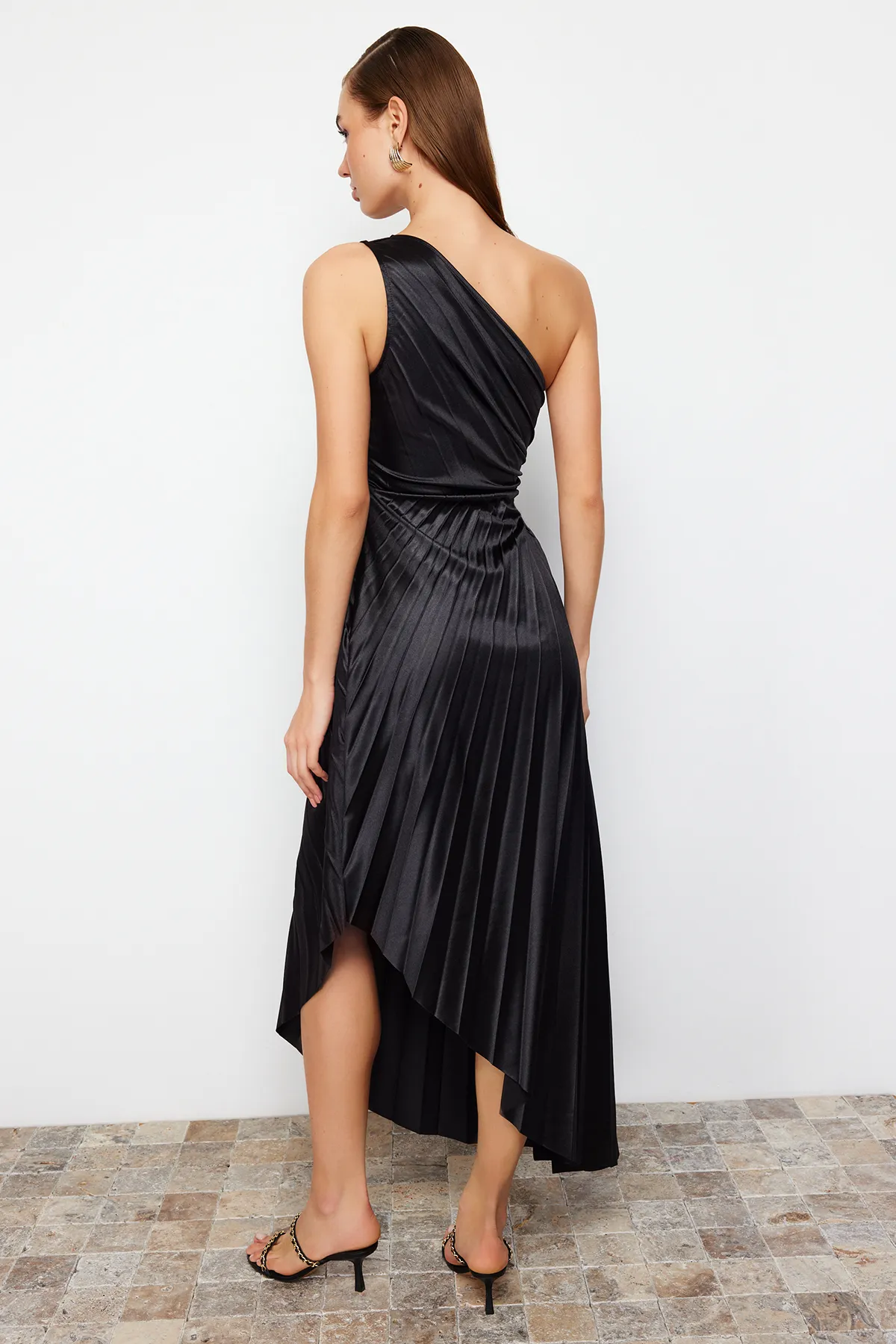 Trendyol Collection  Schwarzes, asymmetrisch gestricktes, plissiertes, elegantes Abendkleid aus Satin TPRSS23EL00557
