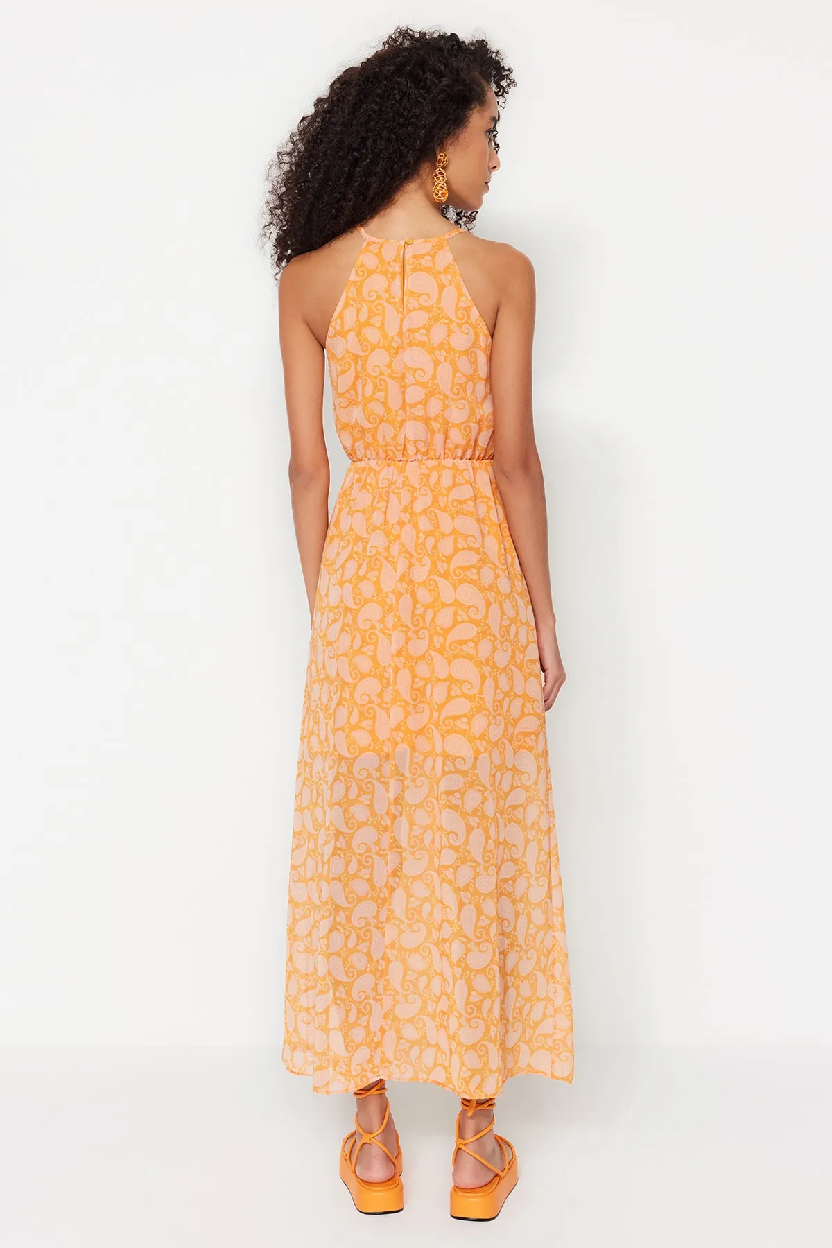 Trendyol Collection  Orangefarbenes, gewebtes Maxikleid in A-Linie mit Schlitz und Blumenmuster TWOSS20EL1297