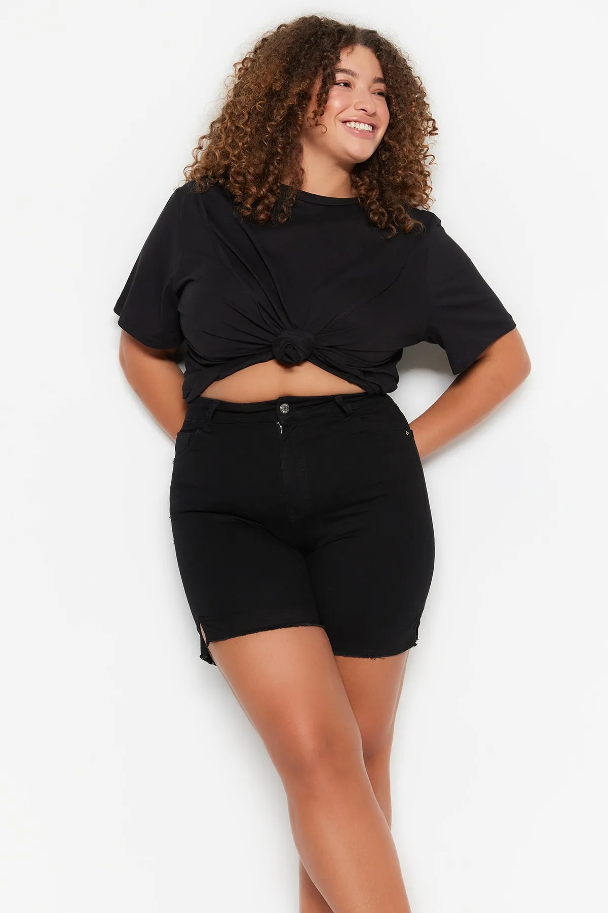Trendyol Curve  Schwarze, flexible, schmale, seitlich geschlitzte Jeansshorts mit hoher Taille und Bermudas TBSSS23AP00009