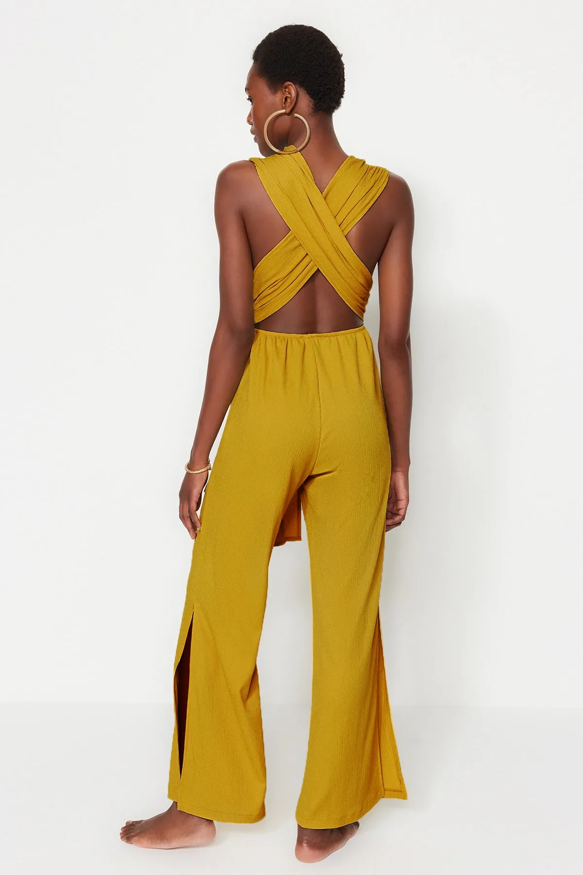 Trendyol Collection  Ölgrüner Jumpsuit mit tiefem Ausschnitt und gewebter Rückseite TBESS23TU00010
