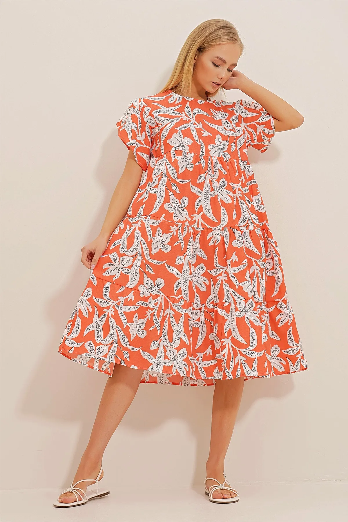 Trend Alaçatı Stili  Damenkleid aus Popeline in Orange und Weiß mit Volant und Blumenmuster und Rundhalsausschnitt ALC-X10241