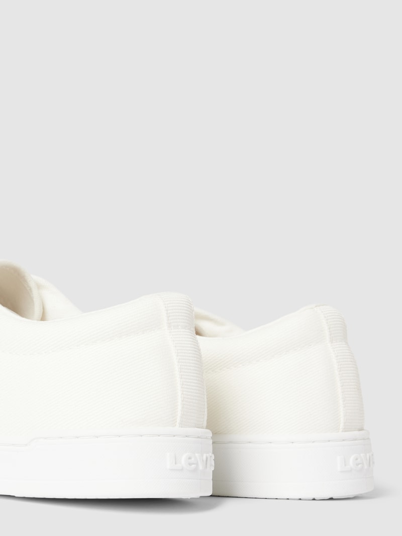 Sneaker mit kontrastivem Label-Detail in weiß