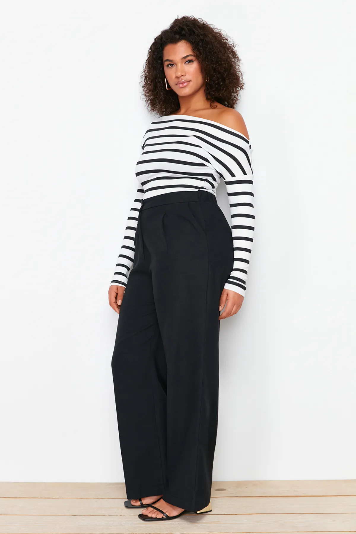 Trendyol Curve  Schwarze Webhose mit hoher Taille und weitem Bein TBBSS24AR00022