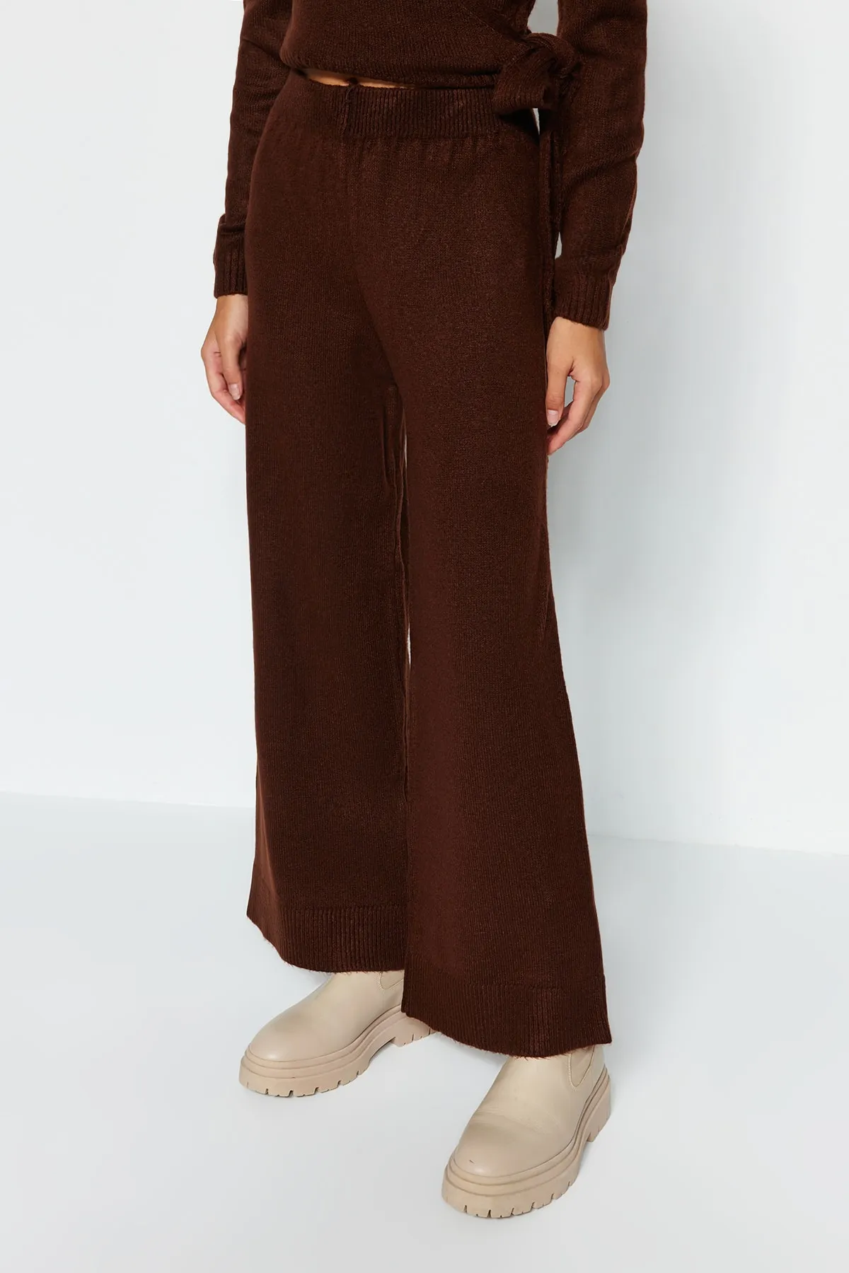 Trendyol Collection  Braunes, kurzes Strickoberteil und -unterteil-Set TWOAW24AU00016