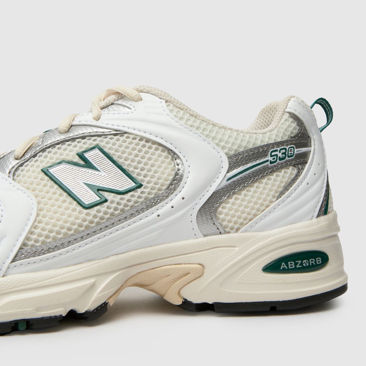 New Balance 530 träningsskor i benvitt med flerfärgad färg