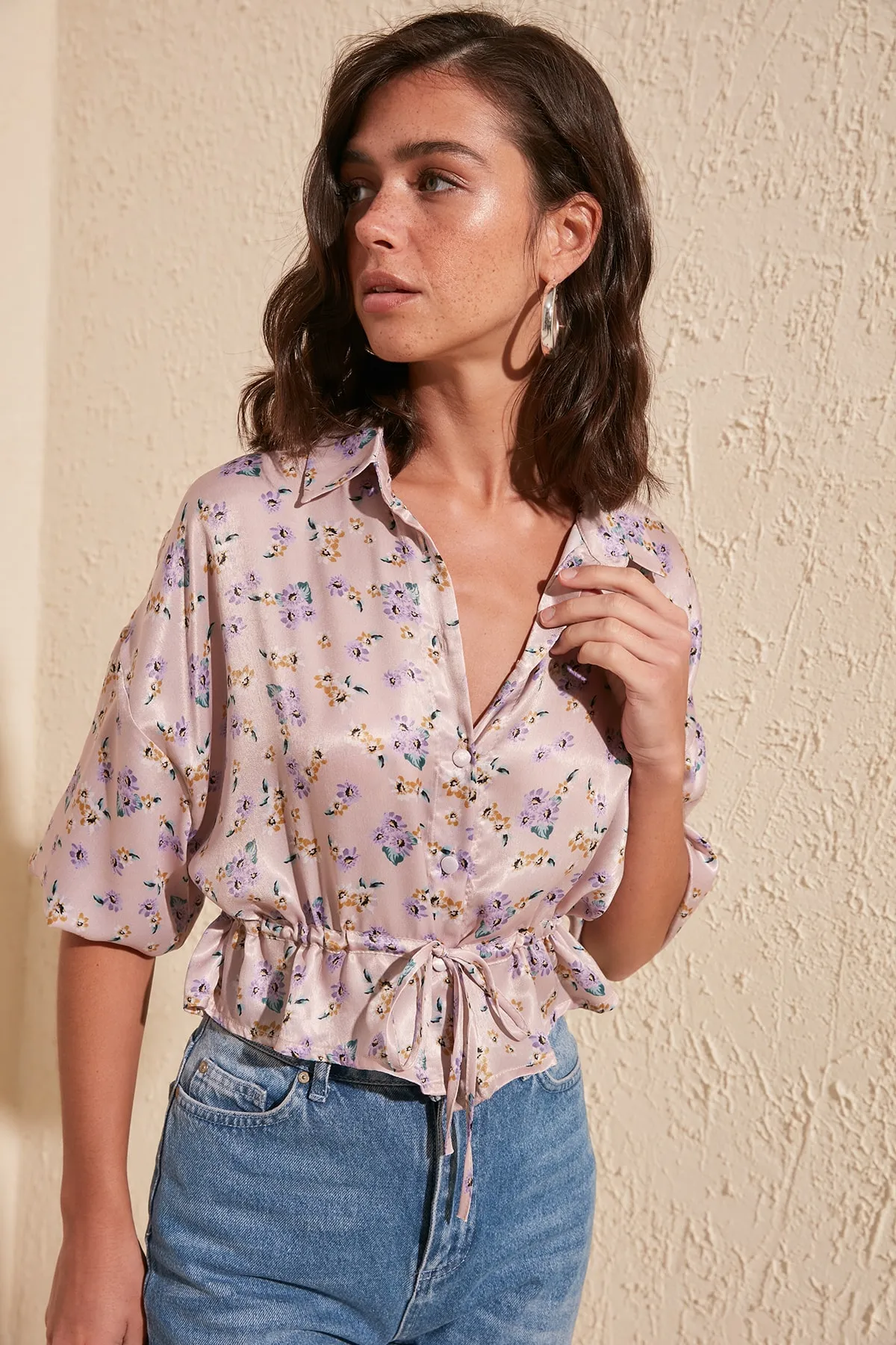 Trendyol Collection  Geknöpfte, gewebte Bluse mit floralem Print in Puderoptik TWOSS20BZ0517