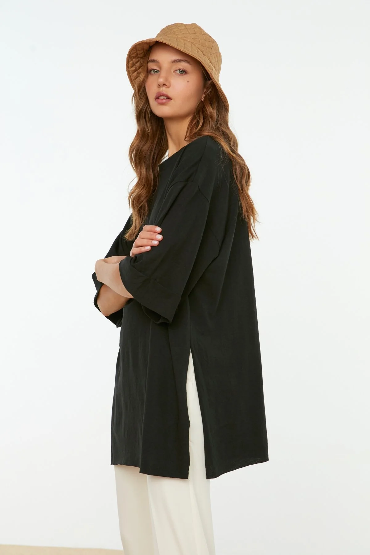 Trendyol Collection  Schwarzes, doppelärmeliges, weit geschnittenes, asymmetrisches Boyfriend-Strick-T-Shirt TWOSS20TS0828