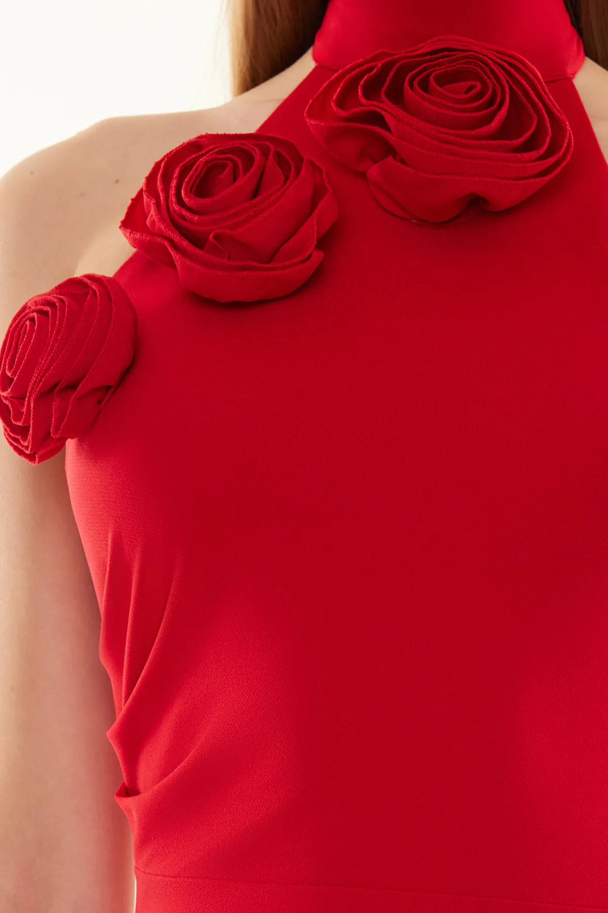 Trendyol Collection  Rotes, figurbetontes, langes, elegantes Abendkleid aus Webstoff mit Rosendetails TPRSS24AE00011