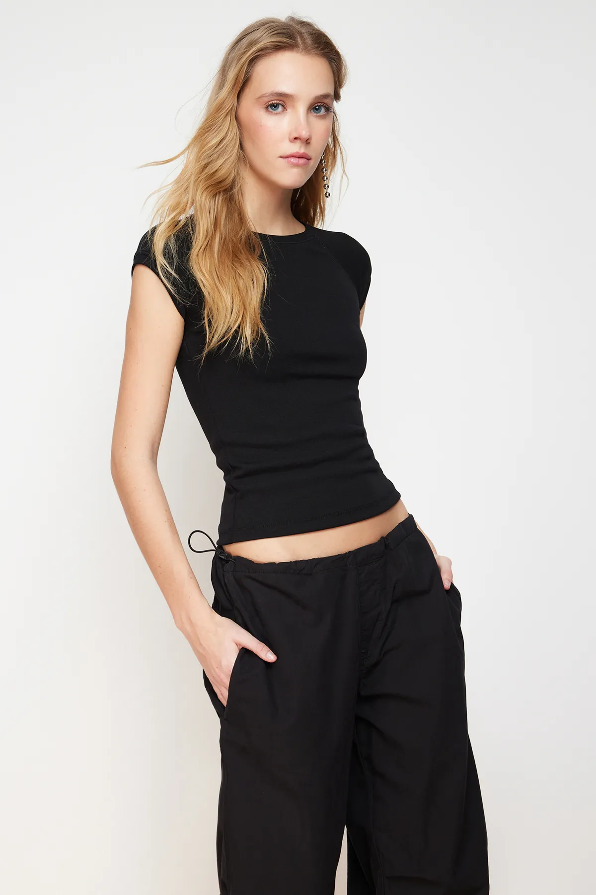 Trendyol Collection  Schwarze, dehnbare Strickbluse mit Mondärmeln aus Viskose/weichem Stoff TWOSS24BZ00088