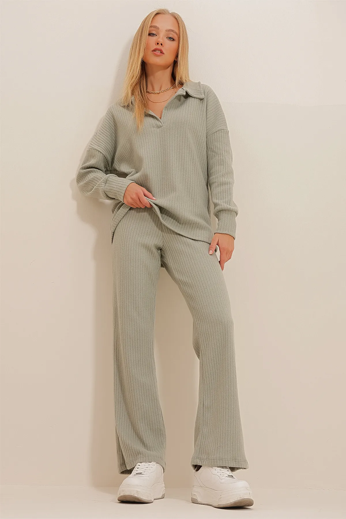 Trend Alaçatı Stili  Grünes Strickoberteil mit Polokragen und Palazzohose für Damen, Set aus Oberteil und Hose ALC-796-001
