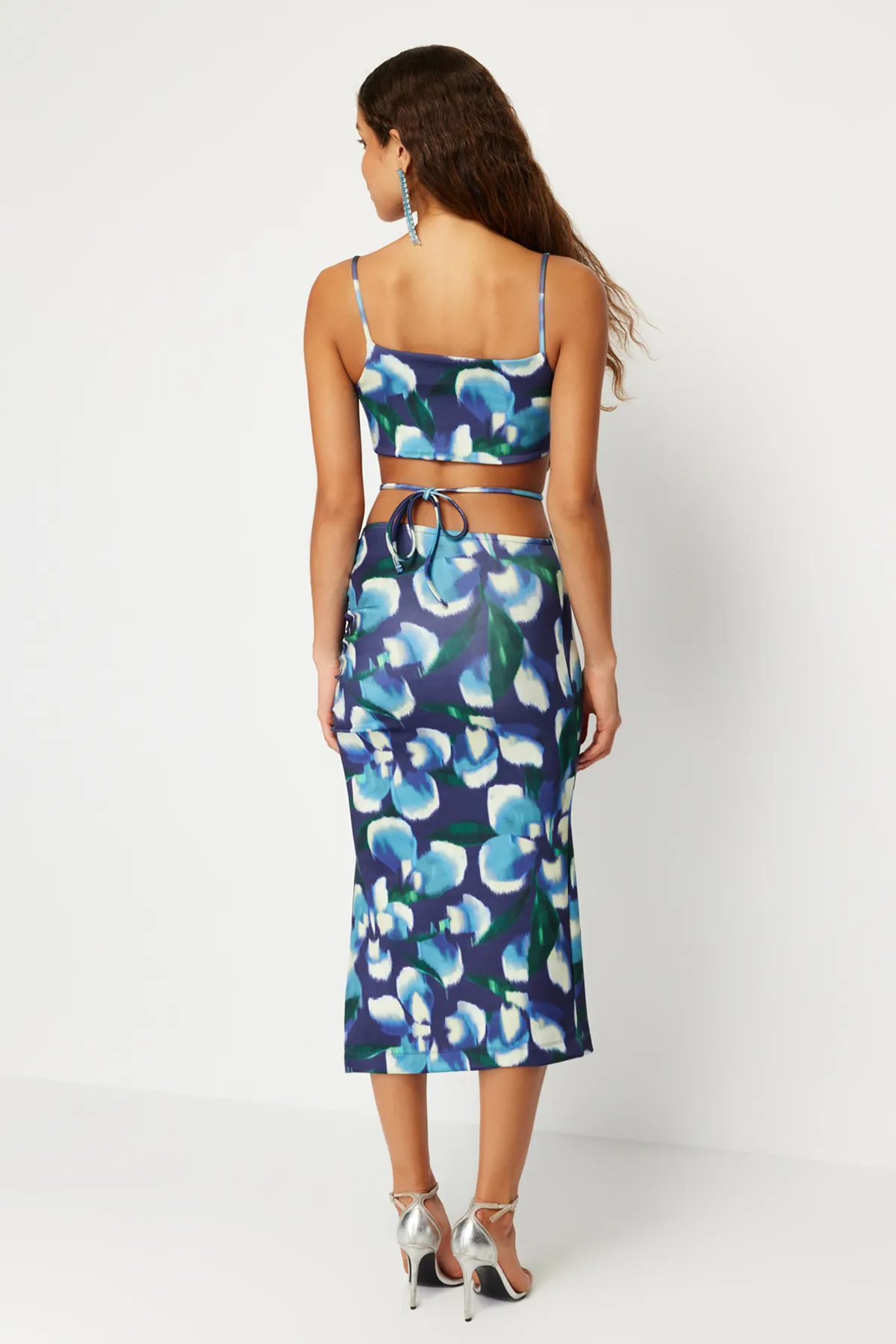 Trendyol Collection  Blau-mehrfarbiges, floral gemustertes, stilvolles Abendkleid mit Raffdetails TPRSS22EL0960