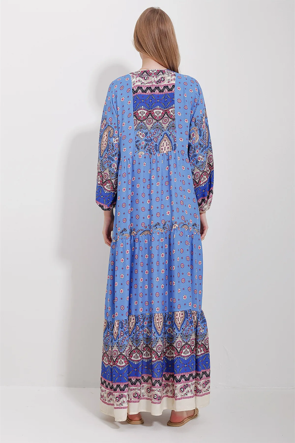 Trend Alaçatı Stili  Blaues Maxikleid mit Schalkragen und Muster für Damen ALC-X11593