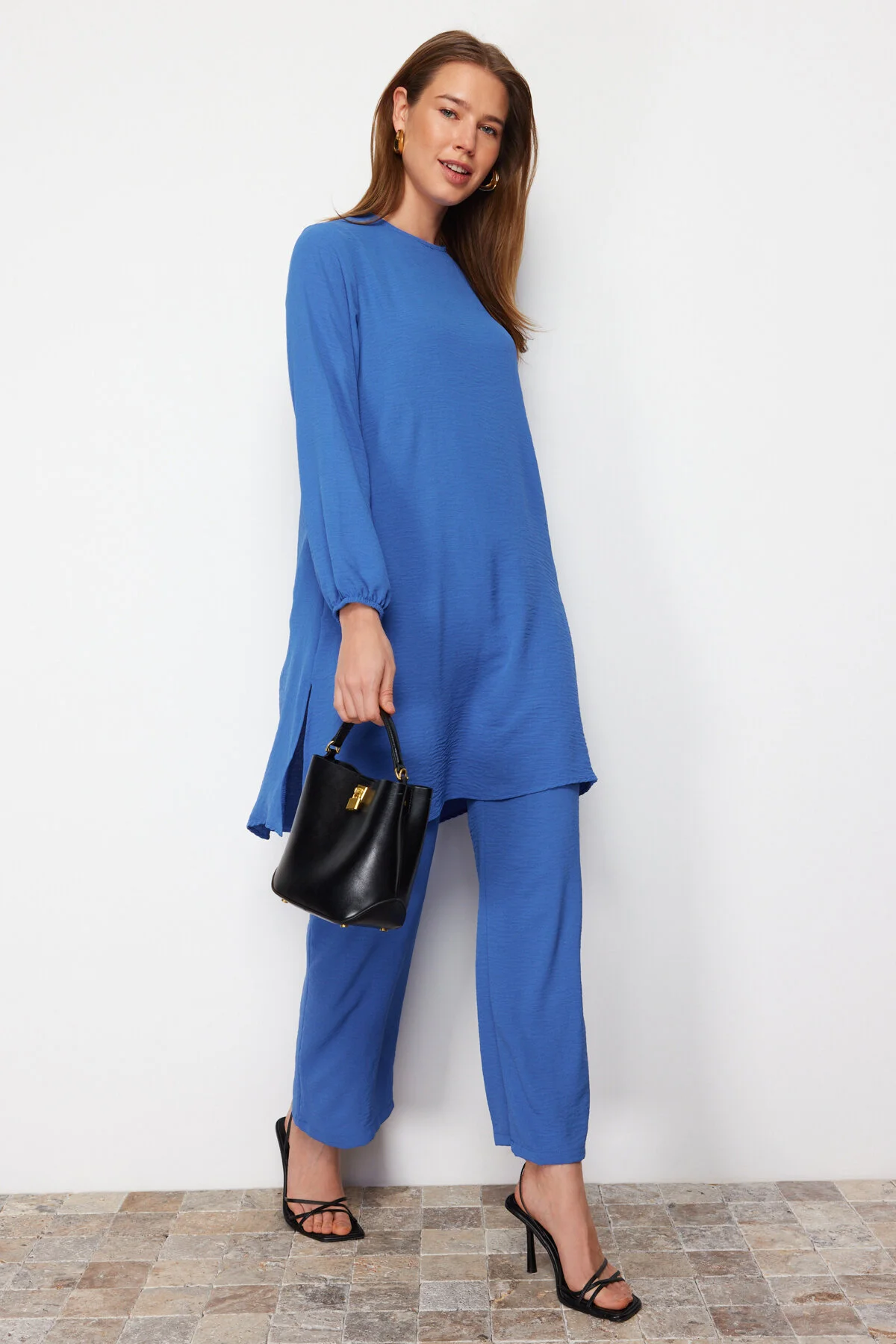 Trendyol Modest  Indigoblaues Aerobin-Set aus Tunika und Hose mit elastischen Ärmeln und weitem Bein, gewebt TCTSS22US0023