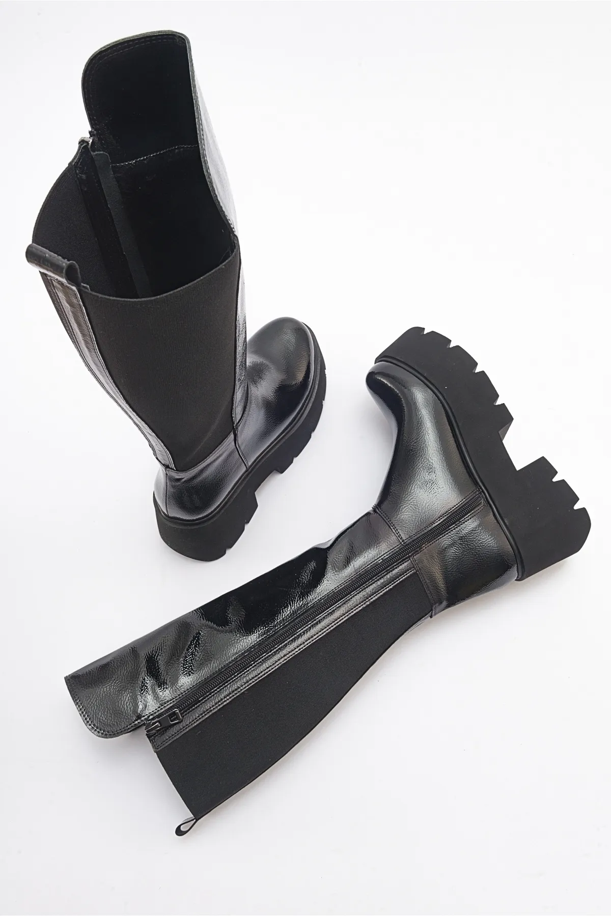 LuviShoes  SOLO Damenstiefel aus schwarzem Lackleder in Knitteroptik