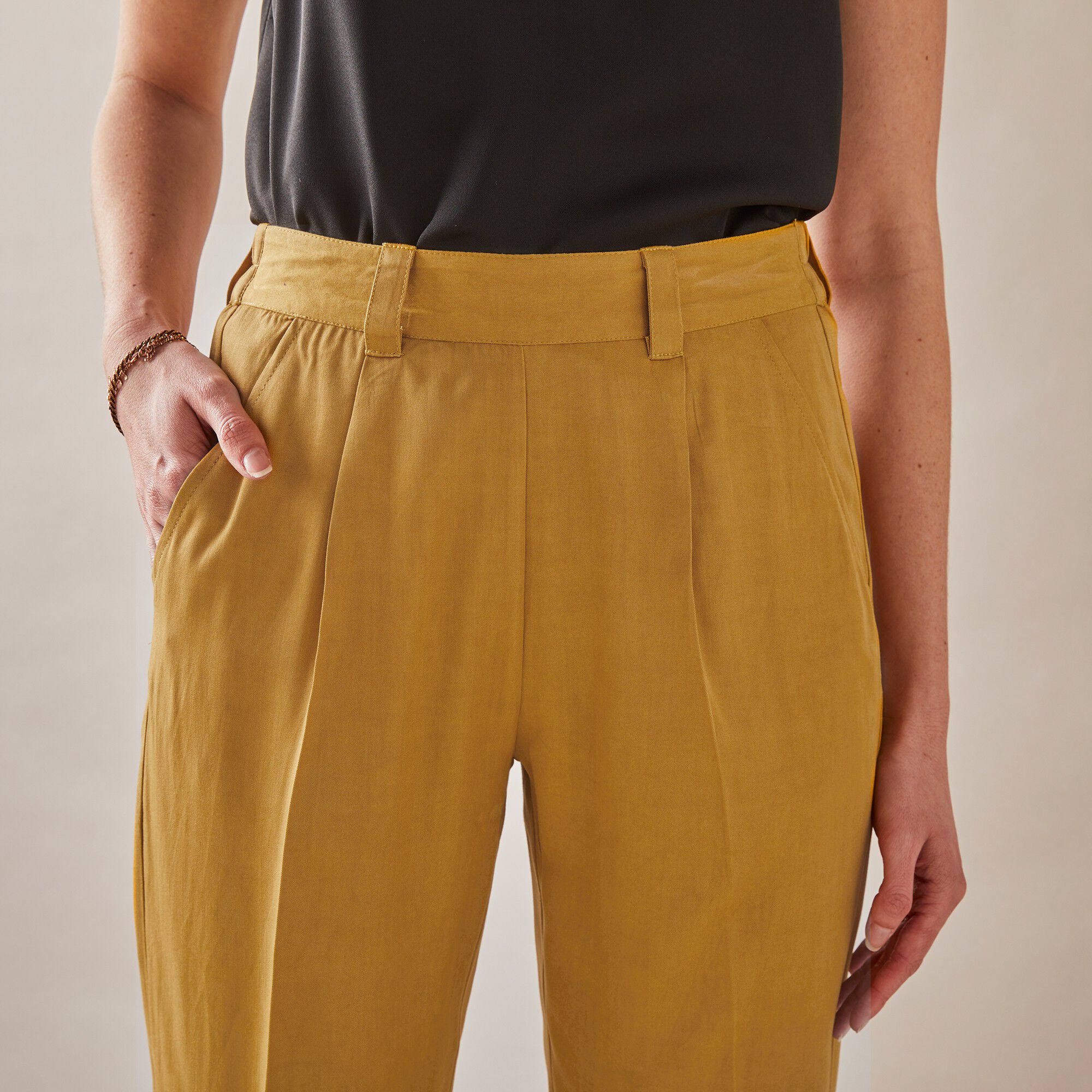 Pantalon fuselé uni ceinturé