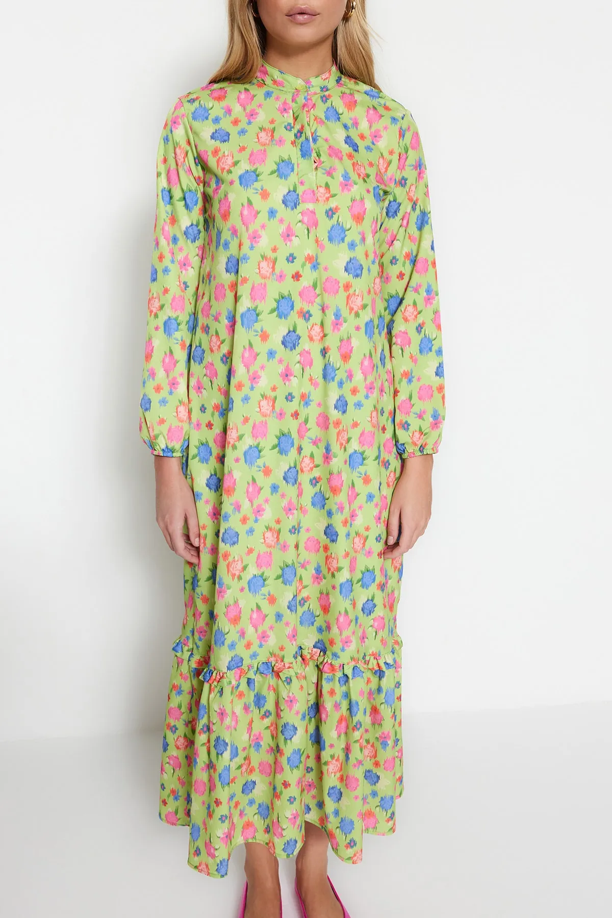 Trendyol Modest  Dunkelgrünes, gewebtes Kleid mit Blumenmuster, halber Knopfleiste und Rüschenfutter TCTSS21EL3353