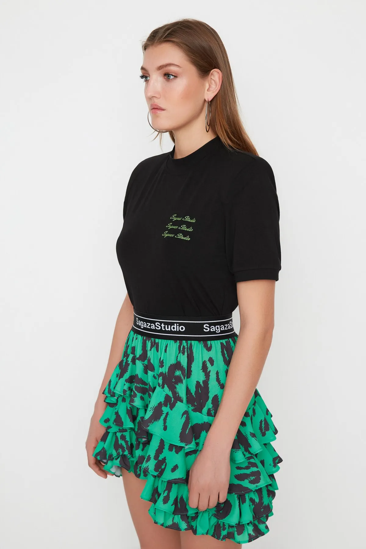 Trendyol Collection  X Sagaza Studio Schwarzes T-Shirt mit Stickerei und Details TPRSS22TS00000