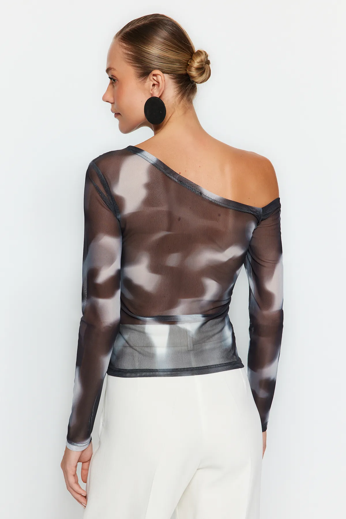 Trendyol Collection  Anthrazitfarbene, mit Tüll gefütterte Bluse mit asymmetrischem Kragen TWOAW24BZ00051