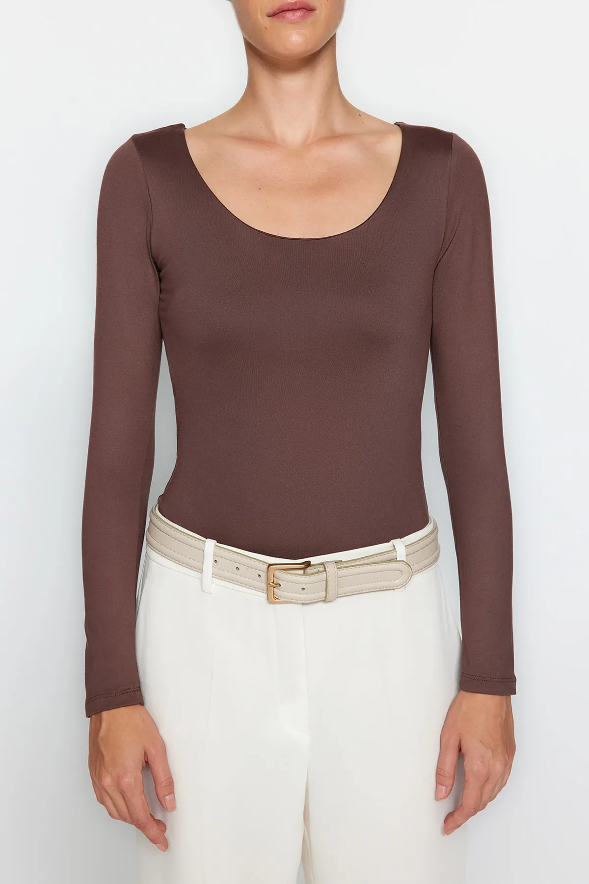 Trendyol Collection  Brauner taillierter/körperbetonter Poolkragen, weicher Stretch-Strickbody mit Druckknopfverschluss TWOAW24BD00031