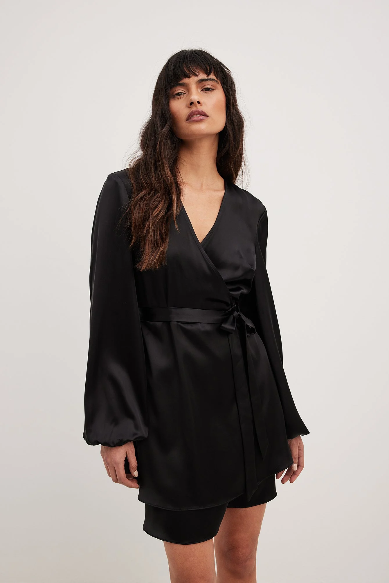 Überlappendes Minikleid aus Satin