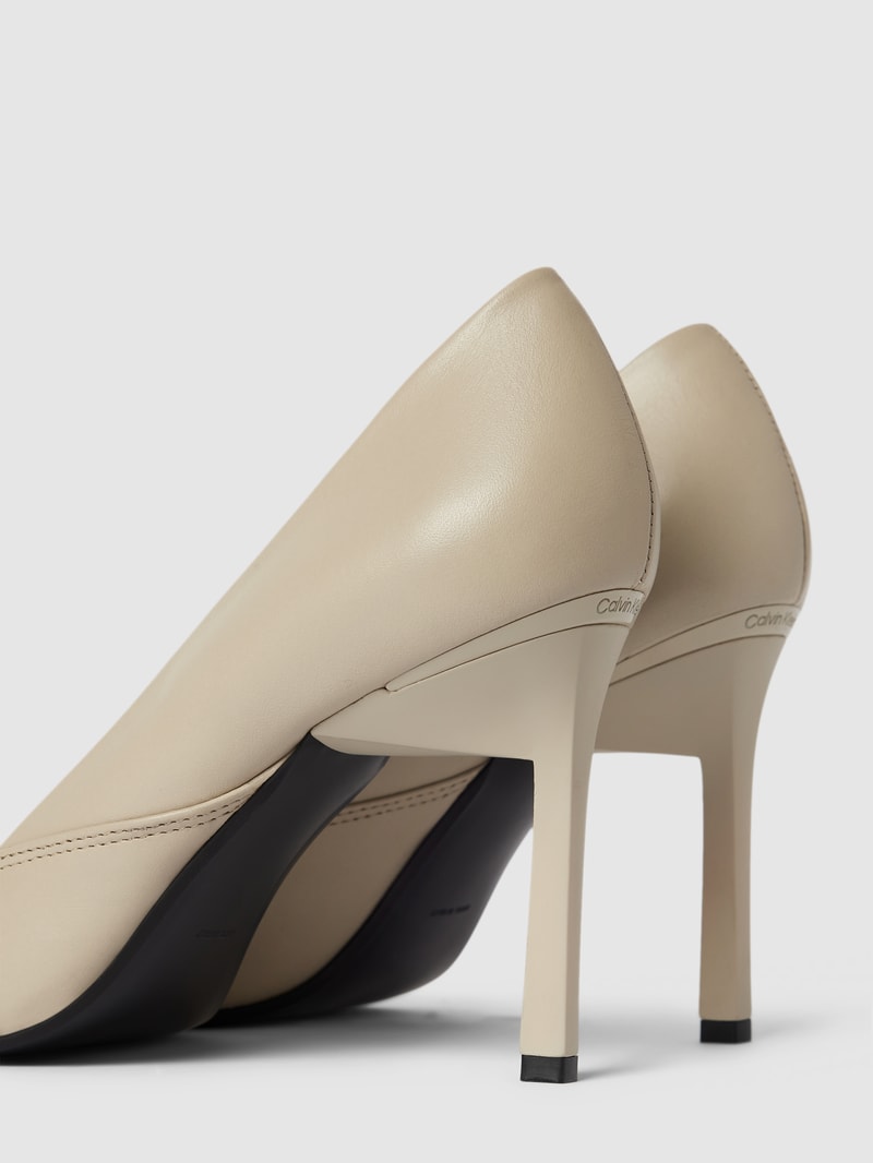 Pumps aus Leder mit spitzer Form in beige