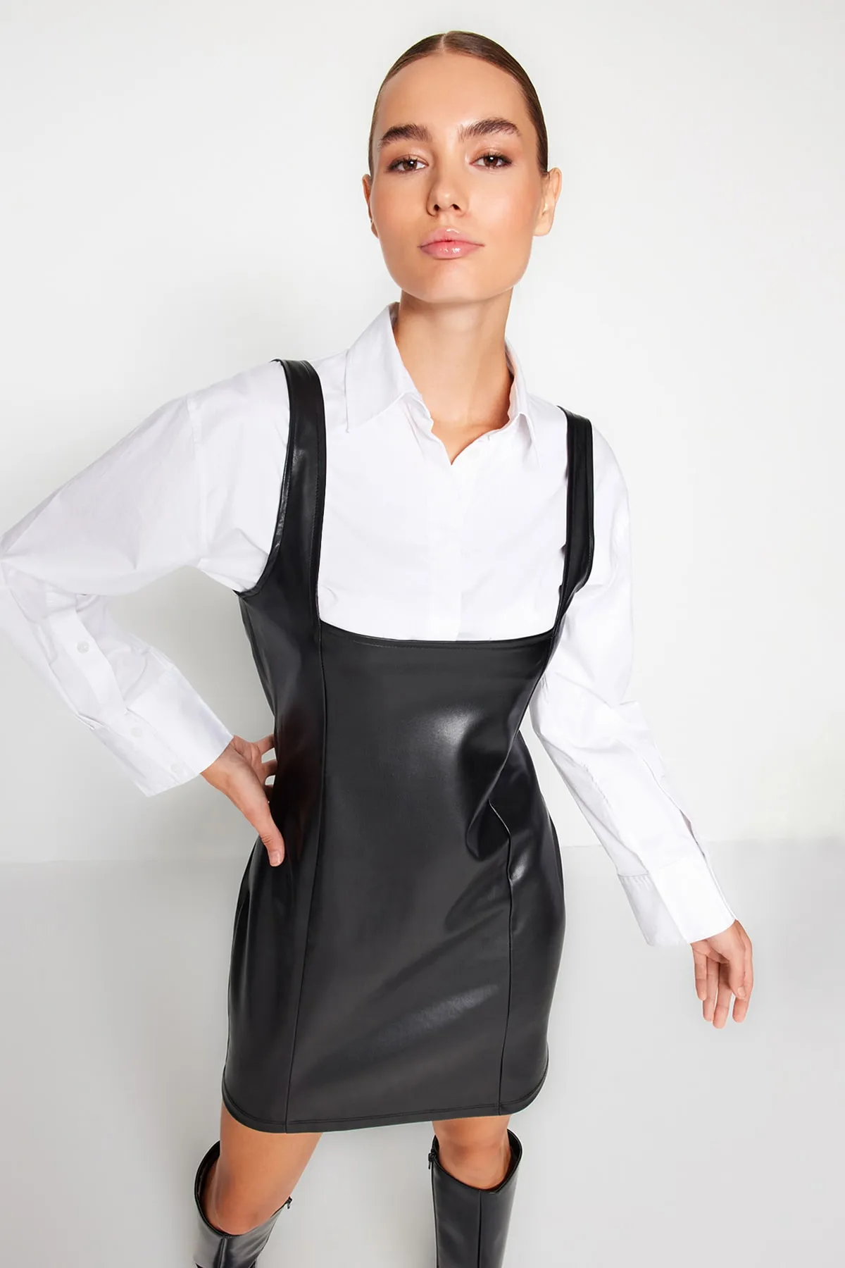 Trendyol Collection  Schwarz gefüttertes Mini-Gilet-Strickkleid aus Kunstleder mit quadratischem Kragen TWOAW24EL00374