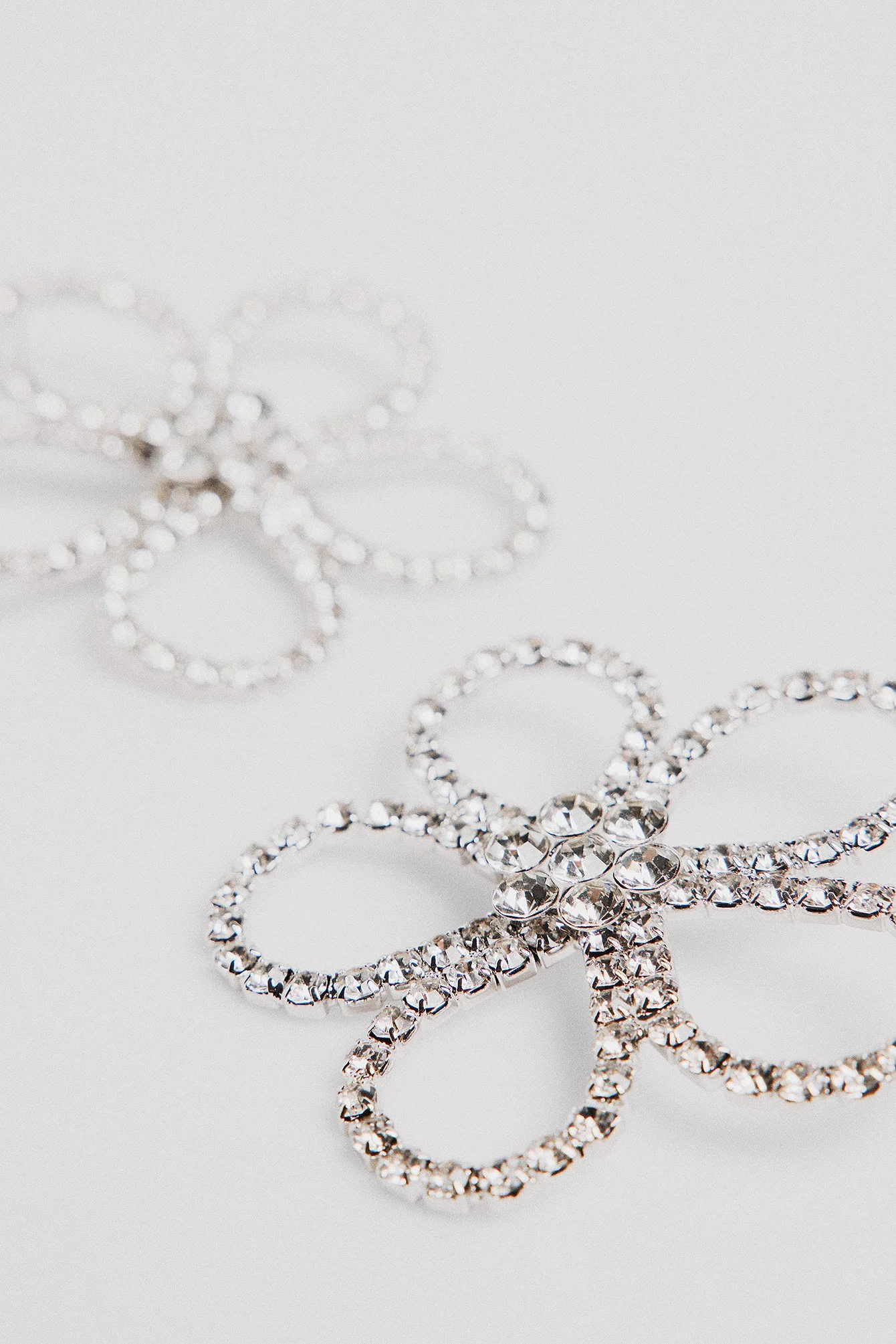 Blumenförmige Ohrringe mit Strass
