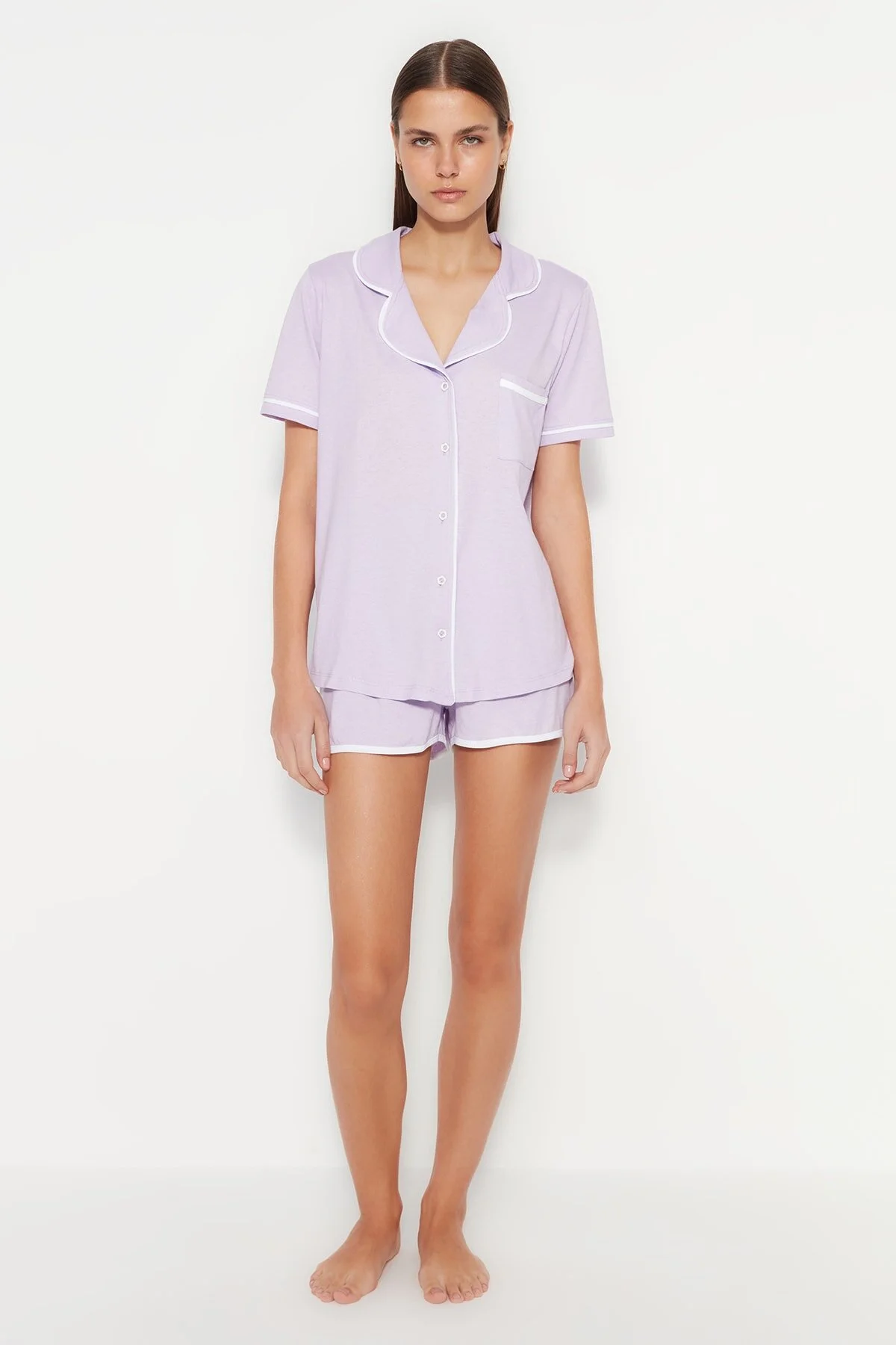Trendyol Collection  Lilafarbenes, gestricktes Pyjama-Set aus Hemd und Shorts aus 100 % Baumwolle mit Paspelierung THMSS20PT0406