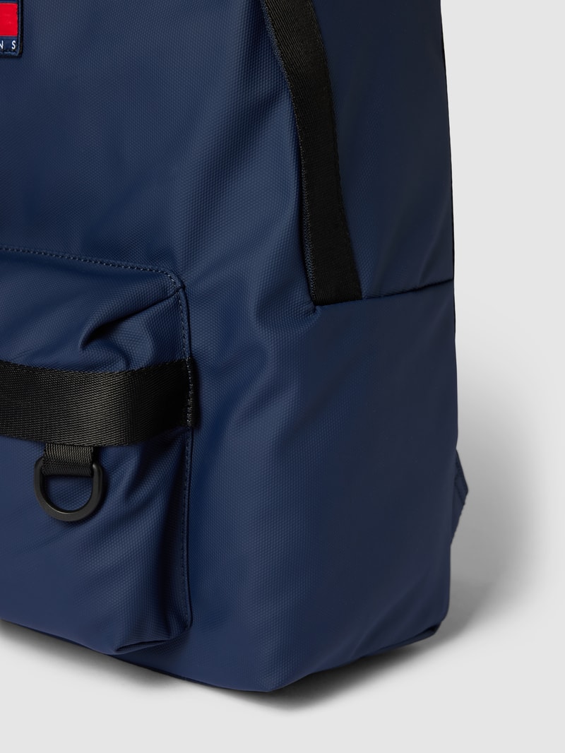 Rucksack in Two-Tone-Machart mit Label-Patch in marineblau