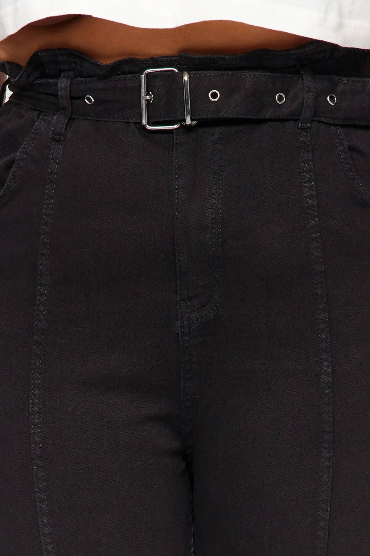 Trendyol Curve  Schwarze High-Waist-Jeans mit Gürtel und Nähten, detaillierte Straight-Fit-Jeans TBBAW24CJ00013